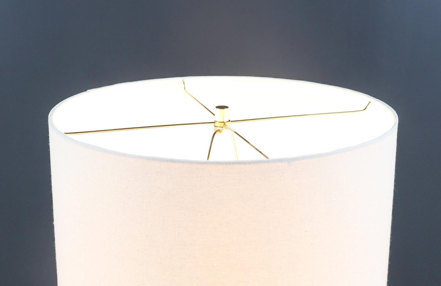 Américain Lampadaire tripode en laiton sculpté du milieu du siècle avec table d'appoint par Laurel en vente