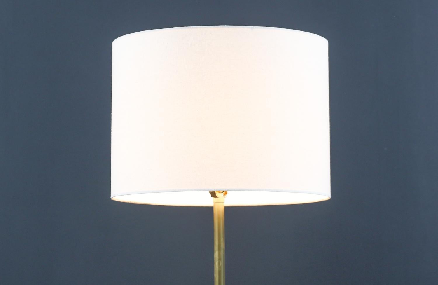 Lampadaire tripode en laiton sculpté du milieu du siècle avec table d'appoint par Laurel Excellent état - En vente à Los Angeles, CA