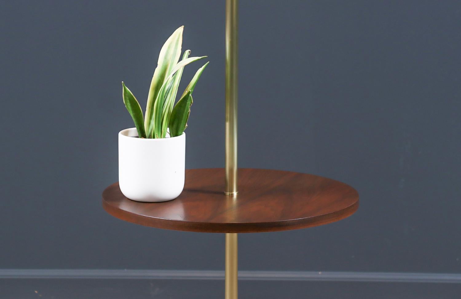 Laiton Lampadaire tripode en laiton sculpté du milieu du siècle avec table d'appoint par Laurel en vente