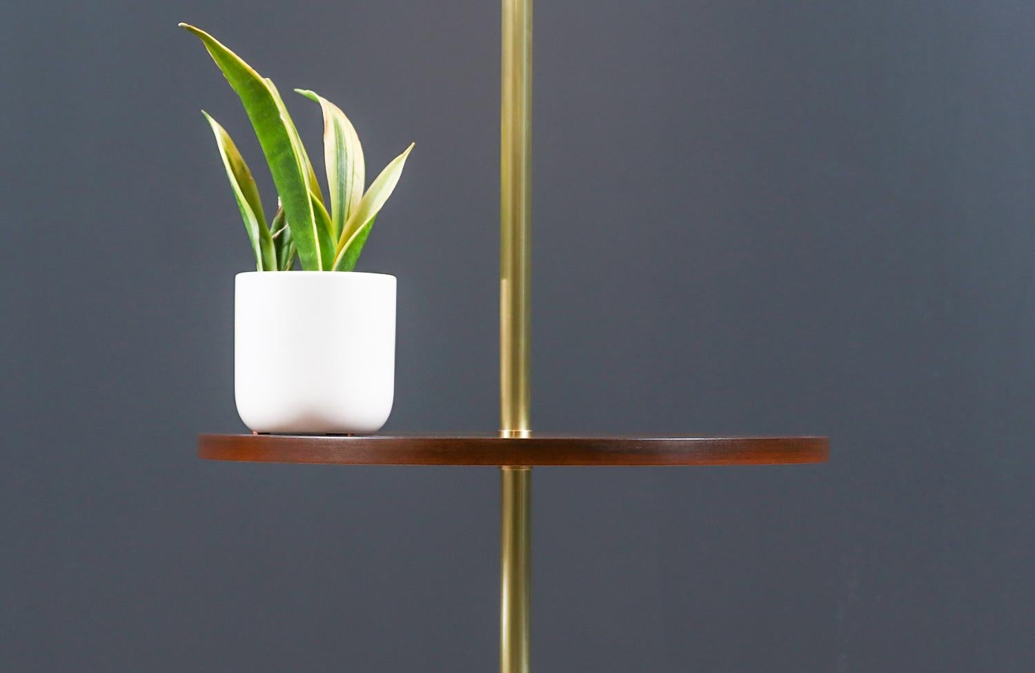 Lampadaire tripode en laiton sculpté du milieu du siècle avec table d'appoint par Laurel en vente 1