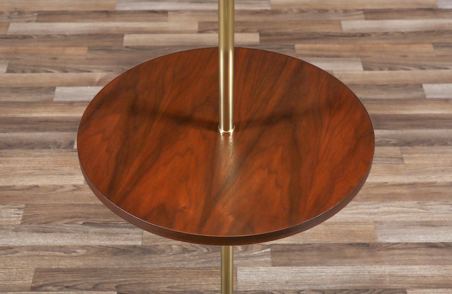 Lampadaire tripode en laiton sculpté du milieu du siècle avec table d'appoint par Laurel en vente 2
