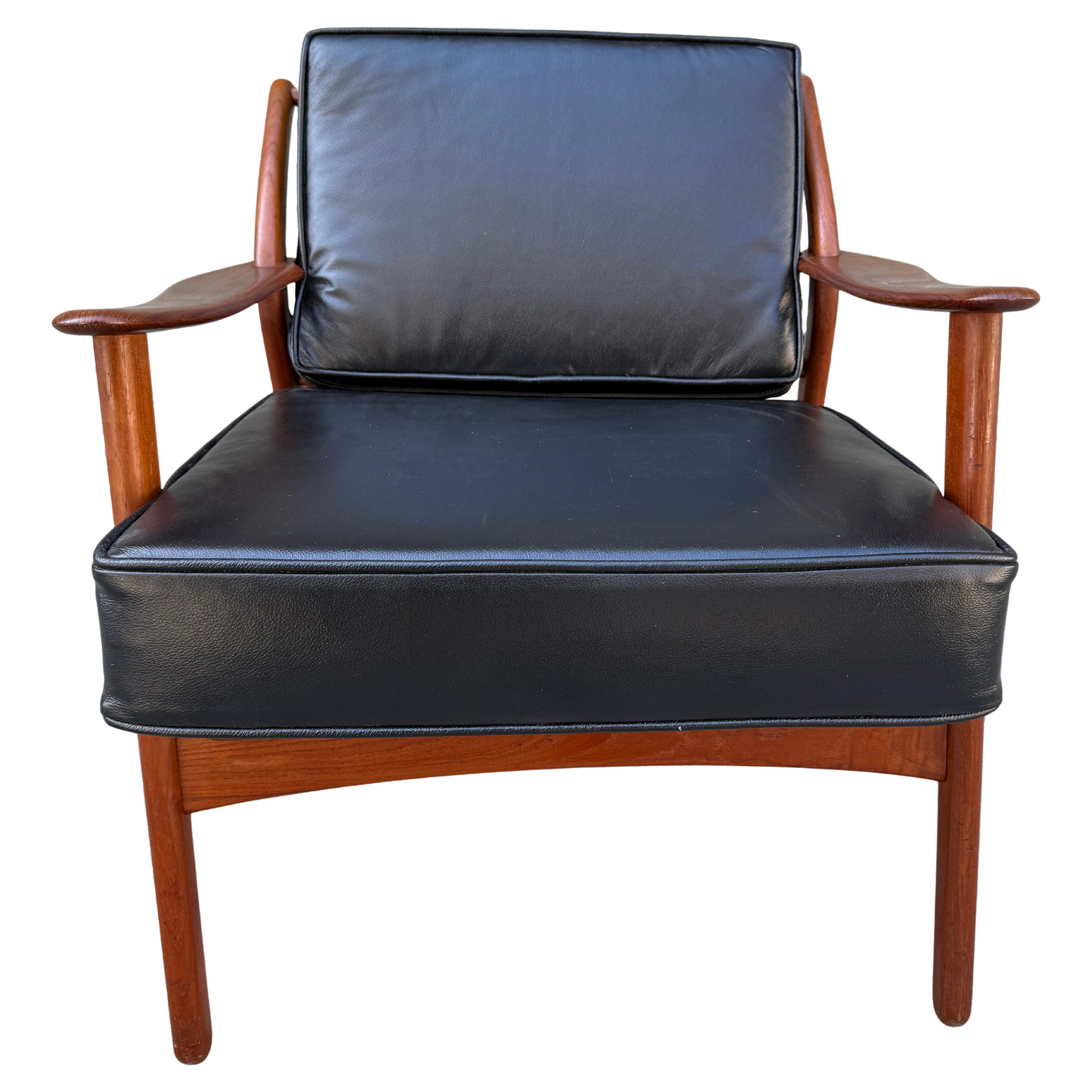 Mid-Century Sculpted Danish Modern Lounge Chair by Niels Koefoed In Good Condition For Sale In BROOKLYN, NY