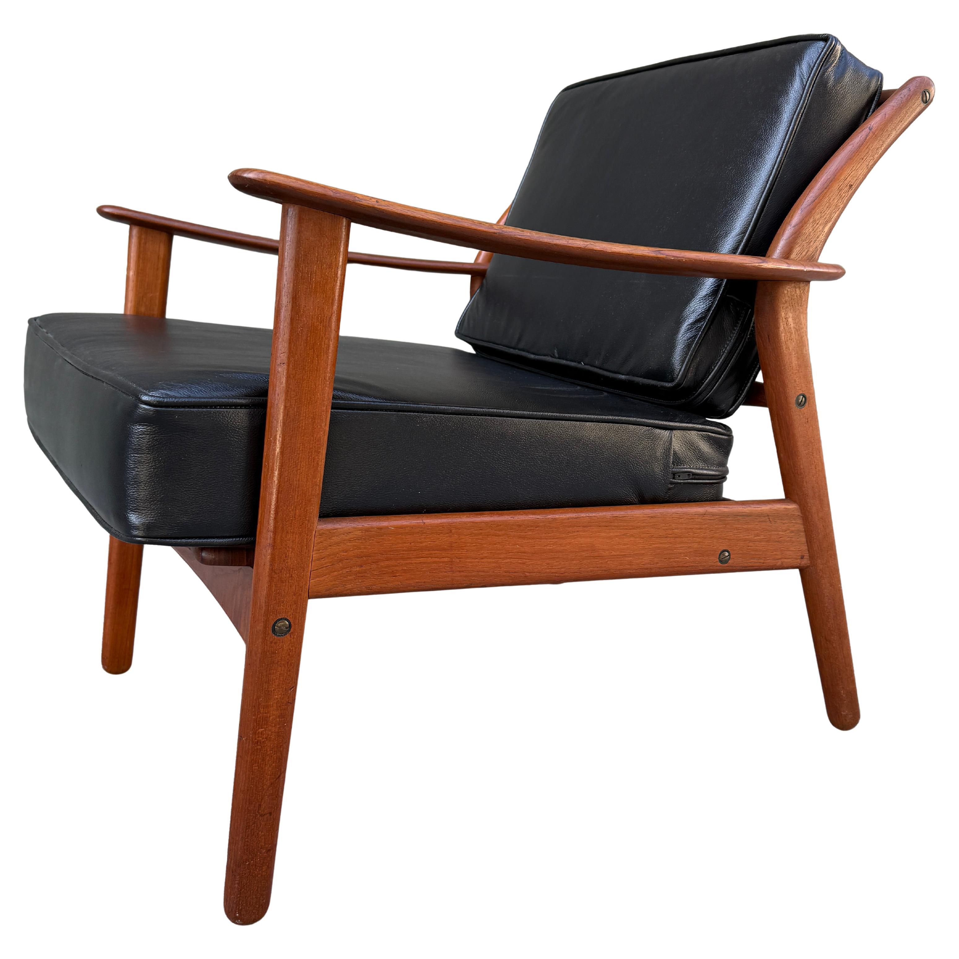 20th Century Mid-Century Sculpted Danish Modern Lounge Chair by Niels Koefoed For Sale