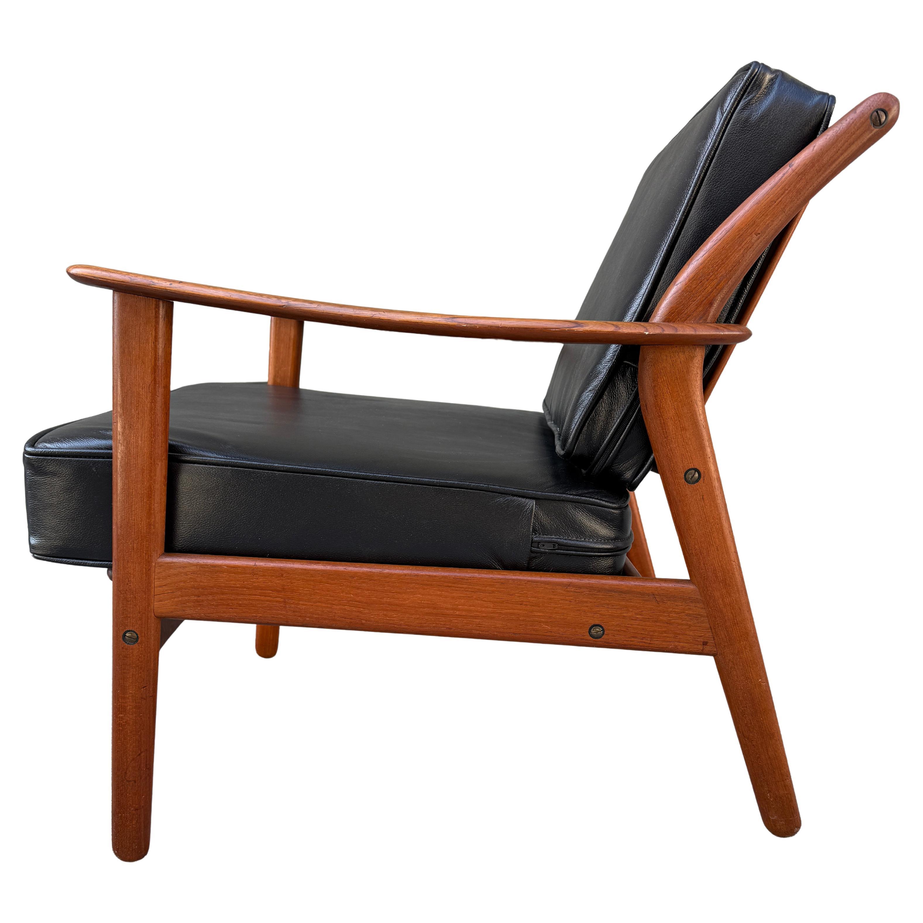 Leather Mid-Century Sculpted Danish Modern Lounge Chair by Niels Koefoed For Sale