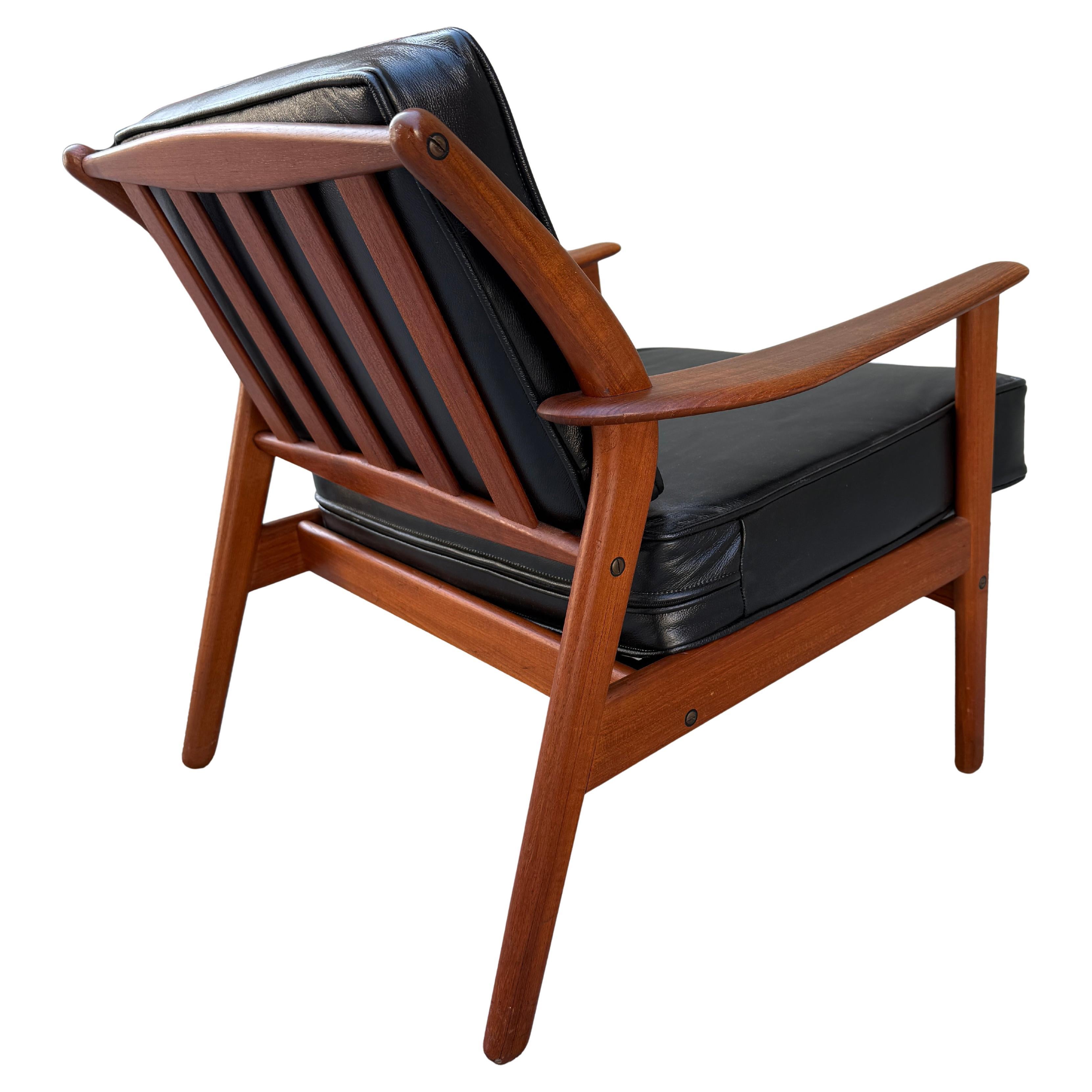 Mid-Century Sculpted Danish Modern Lounge Chair by Niels Koefoed For Sale 1
