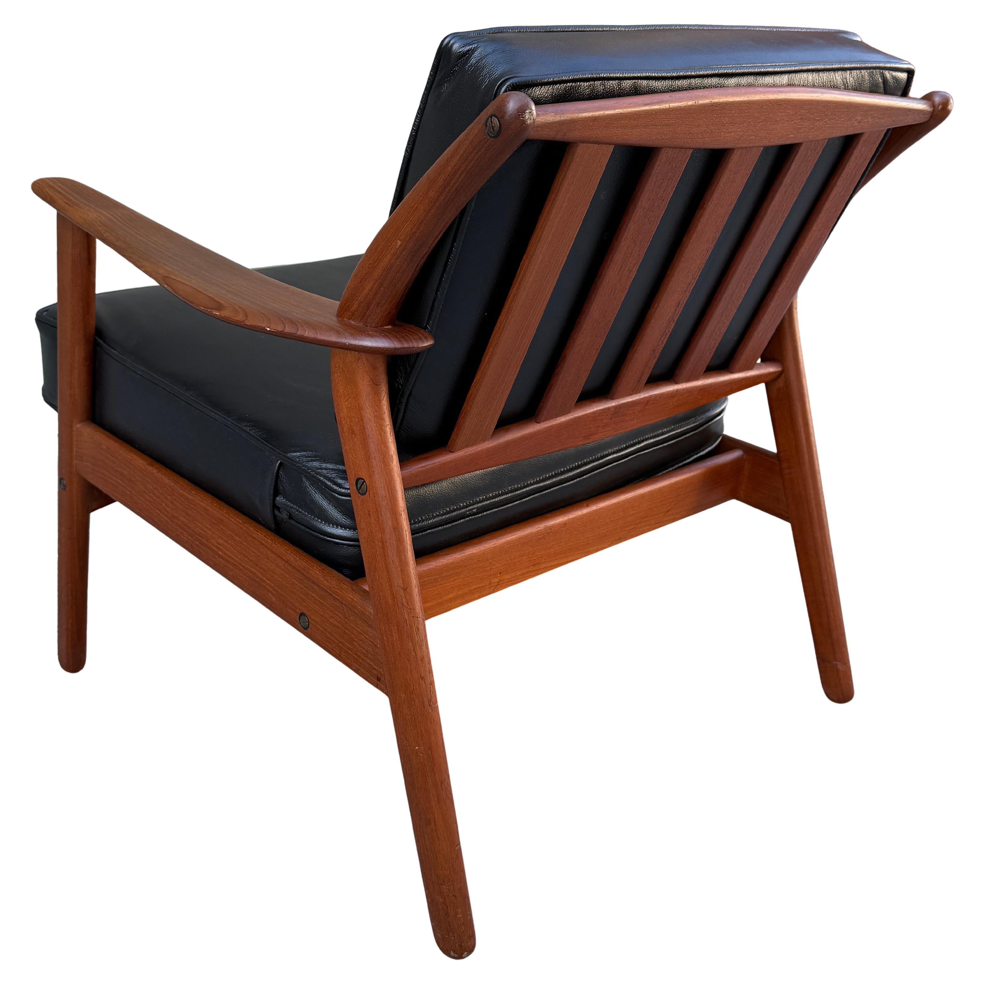 Mid-Century Sculpted Danish Modern Lounge Chair by Niels Koefoed For Sale 2