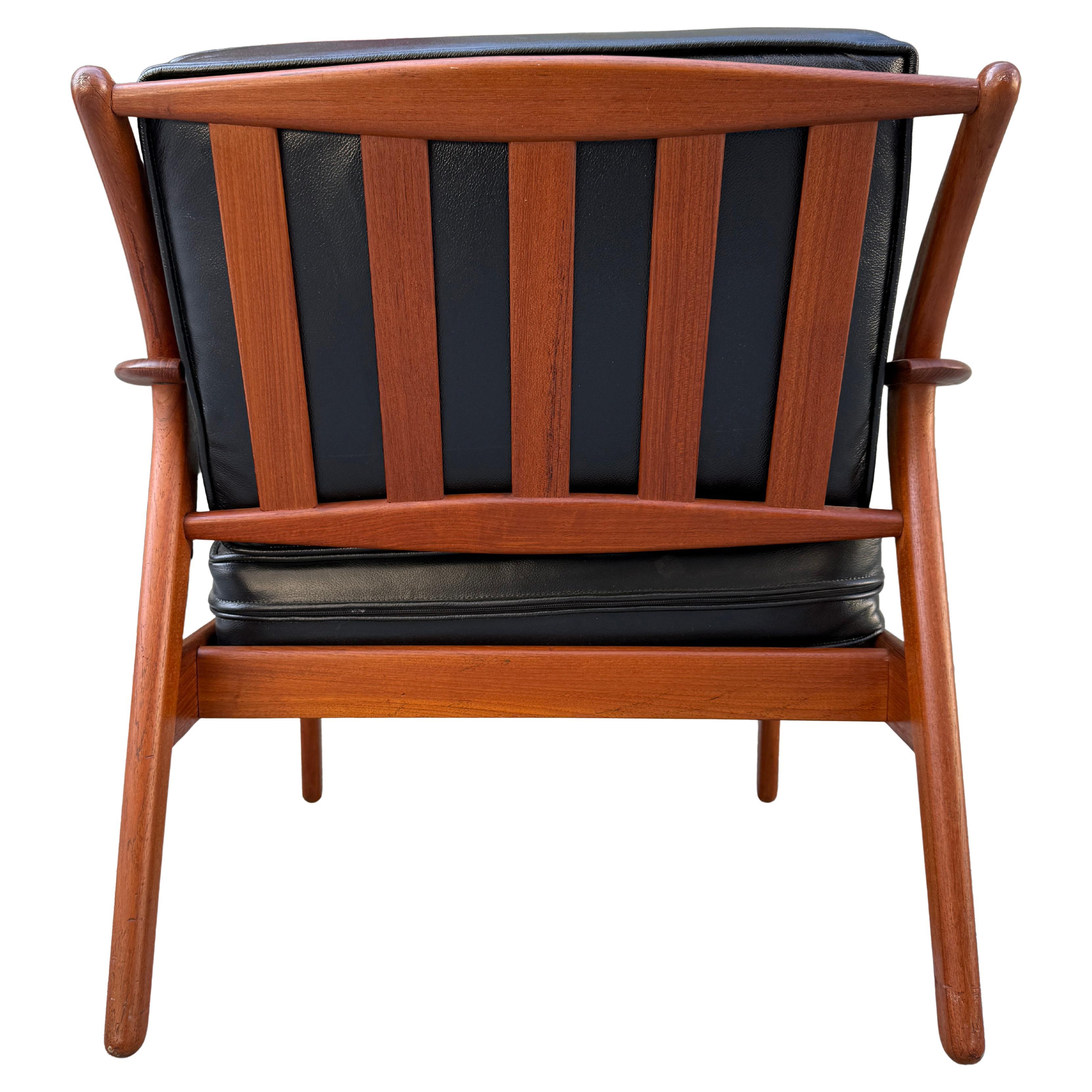 Mid-Century Sculpted Danish Modern Lounge Chair by Niels Koefoed For Sale 3