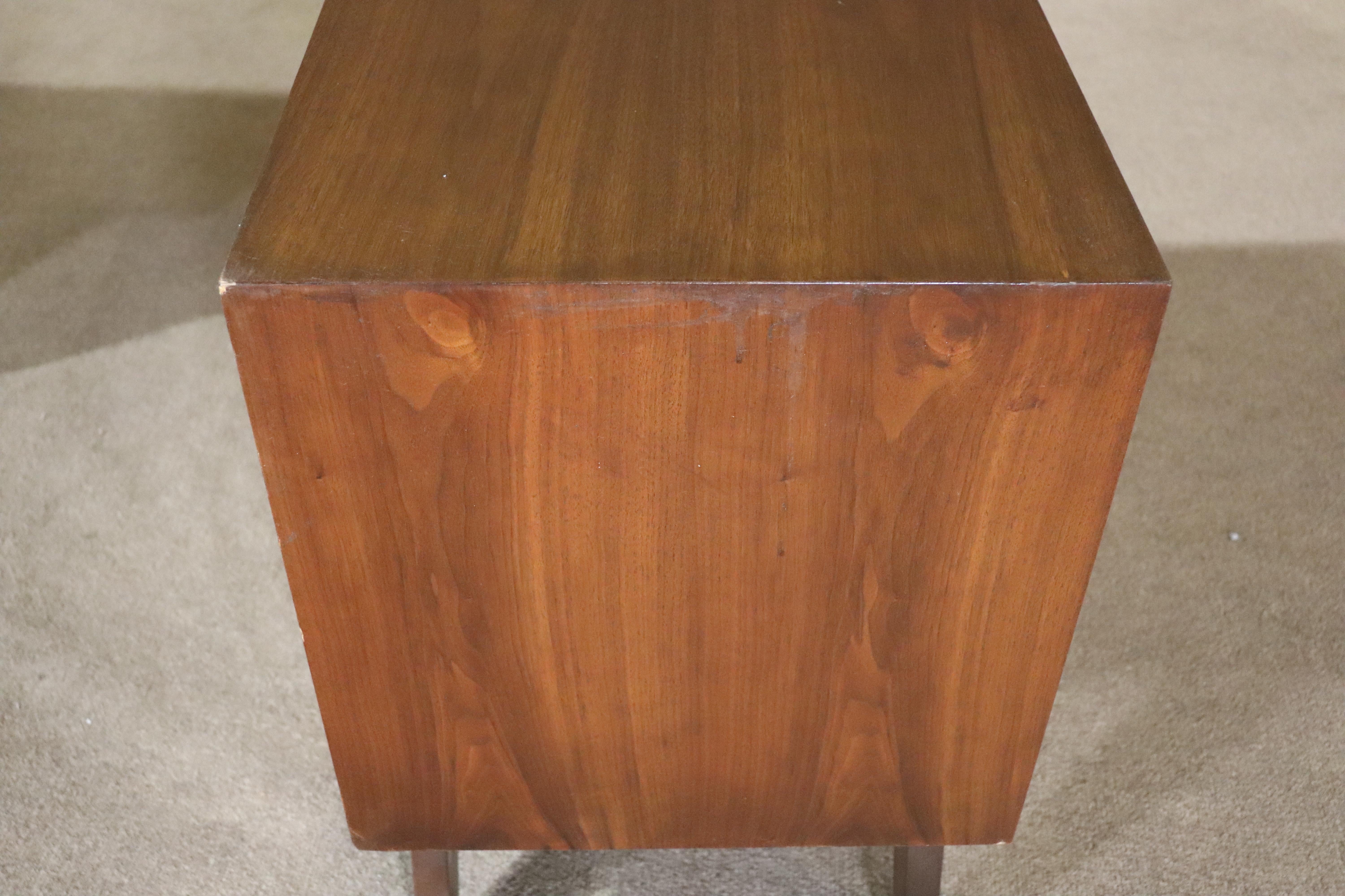 Mid-Century Sculpted Front End Tables im Angebot 1