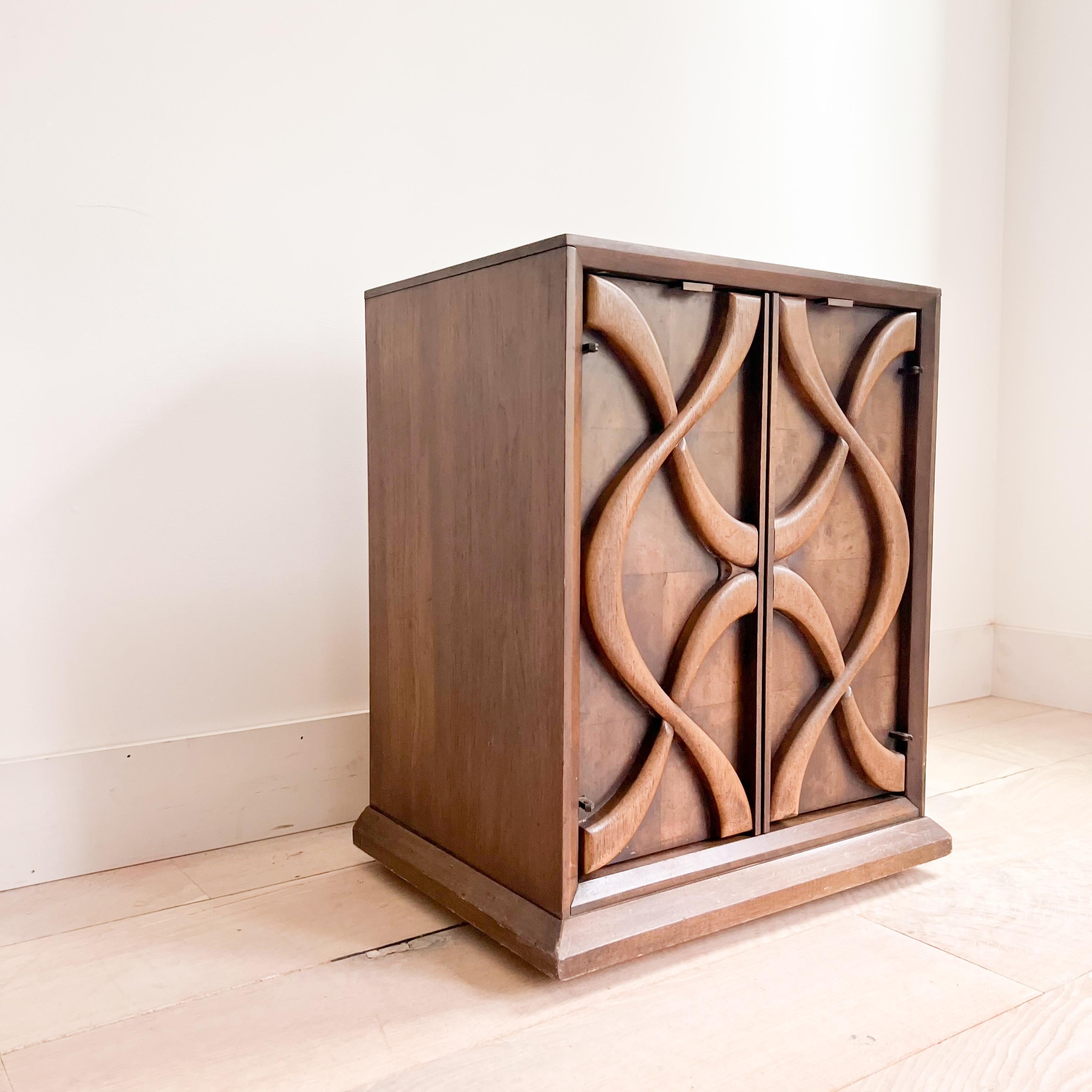 This stylish nightstand from Stanley’s distinguished “Cosmopolitan” line features a beautifully sculpted front, embodying the elegance of mid-century modern design.

Dimensions: 21.5” L x 16” W x 25.5” H

Condition: The nightstand shows light