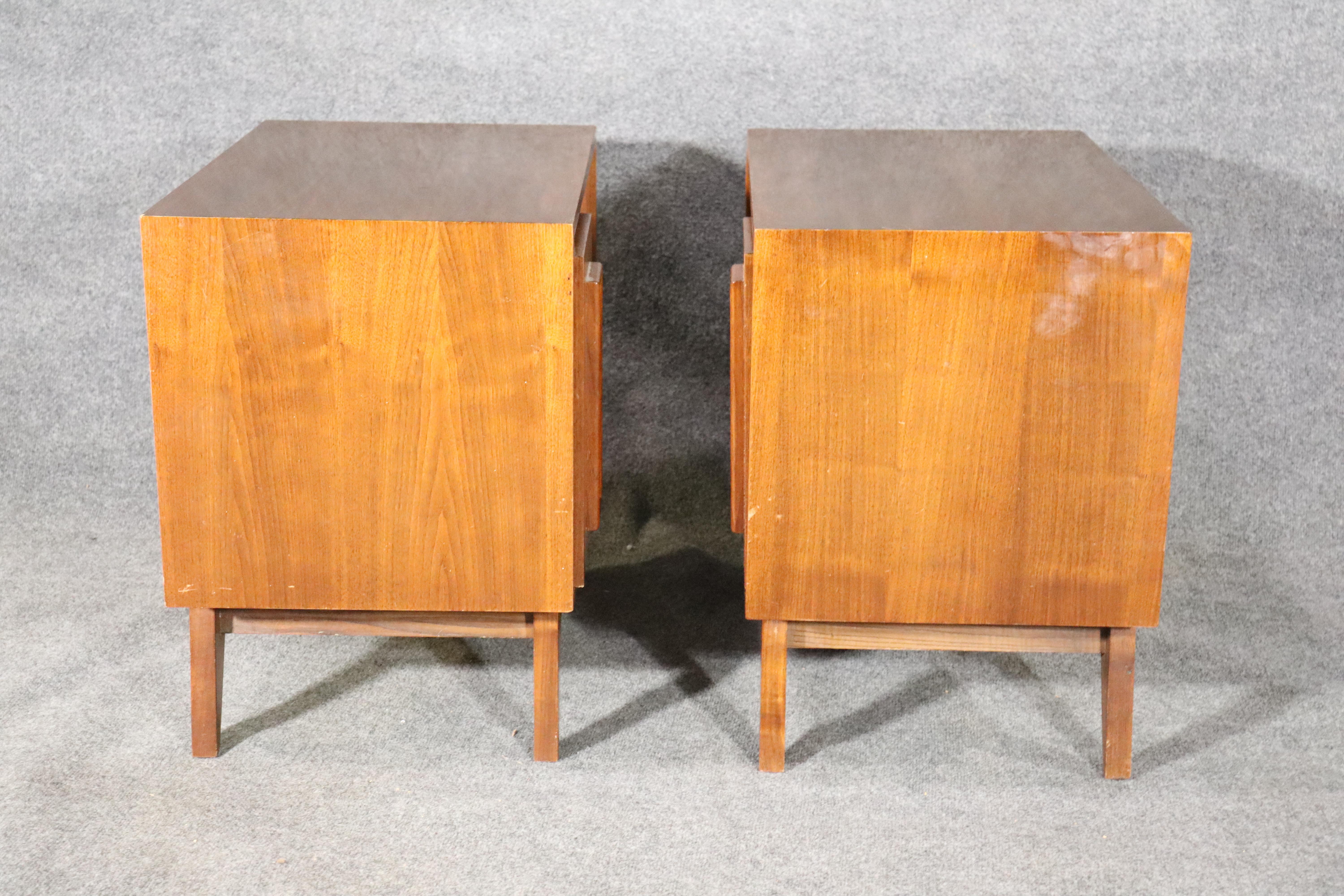 Mid-Century Sculpted Front Nigtstands In Good Condition For Sale In Brooklyn, NY