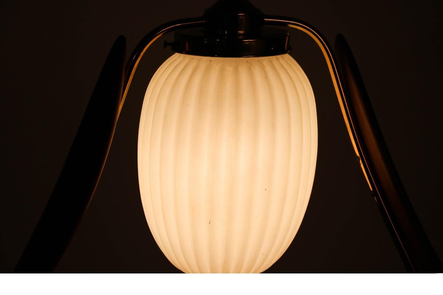 20ième siècle Lampe suspendue sculptée en forme de guirlande du milieu du siècle dernier, lampe à suspension en vente