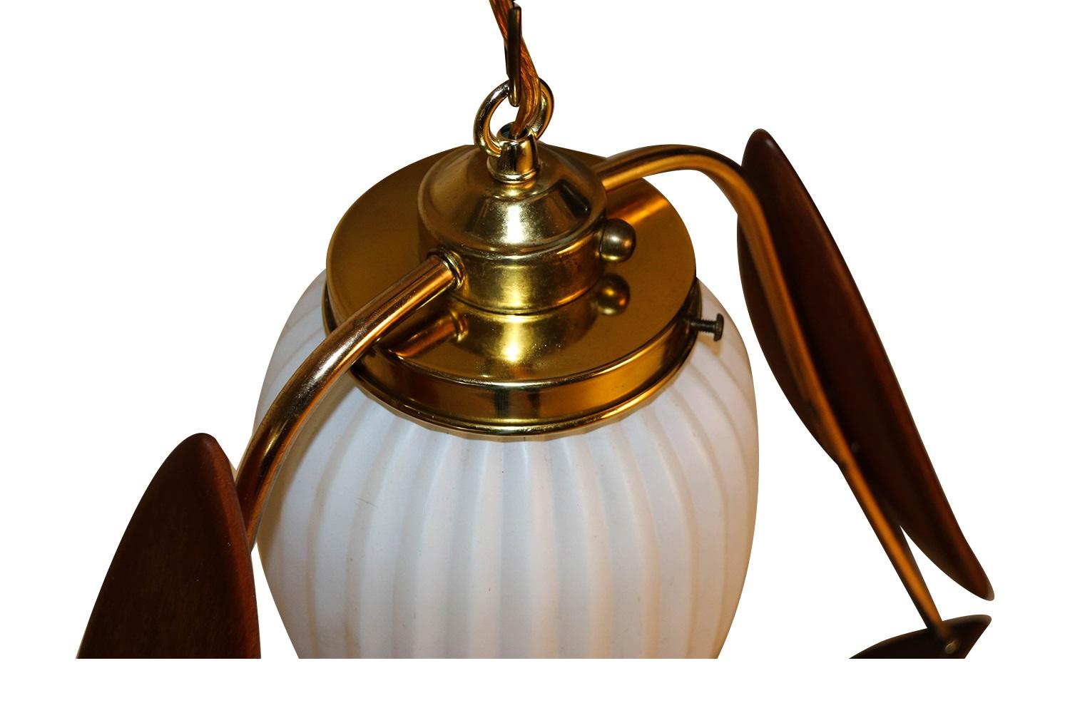 Laiton Lampe suspendue sculptée en forme de guirlande du milieu du siècle dernier, lampe à suspension en vente