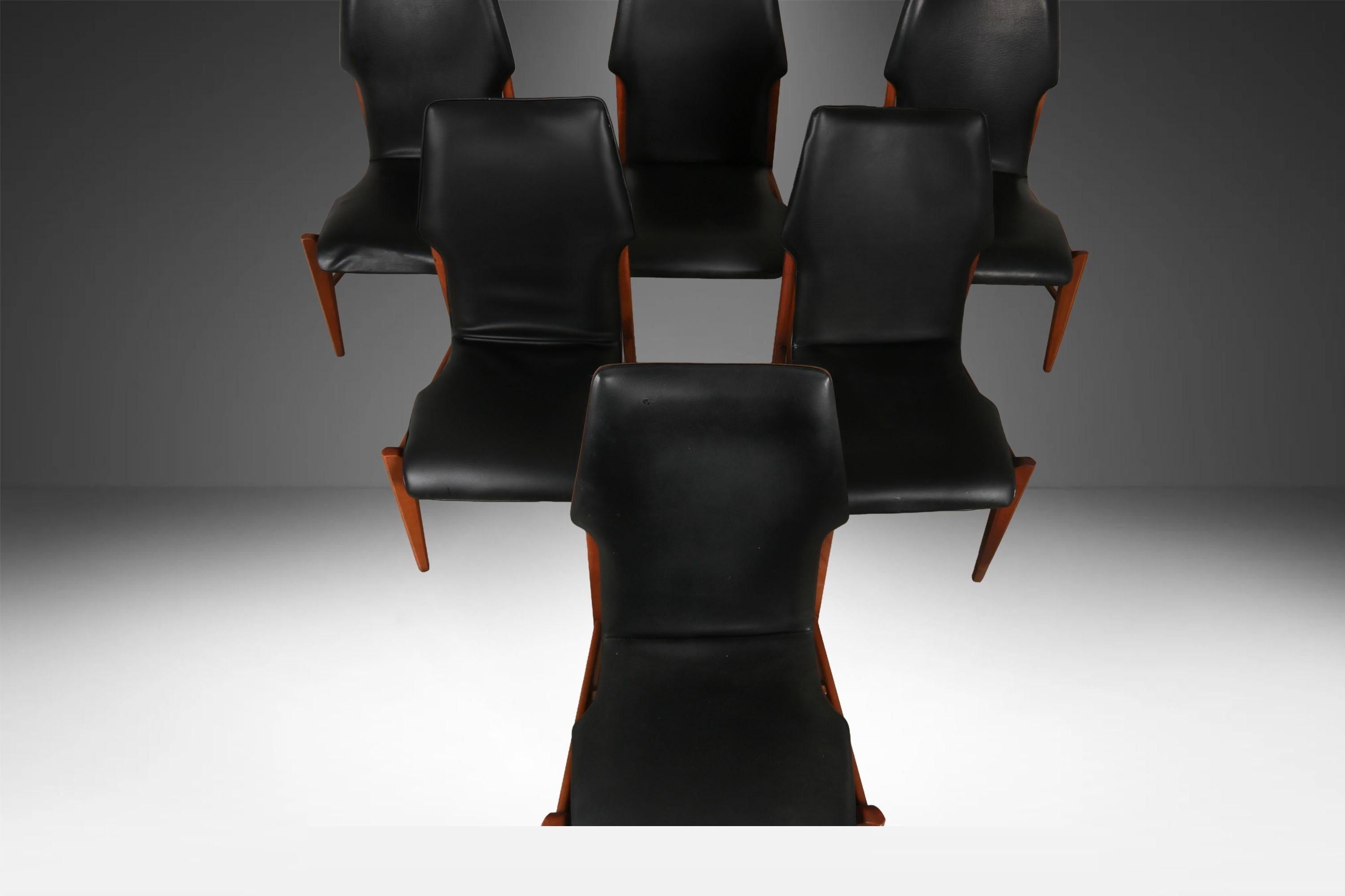 Set di sei sedie da pranzo incredibilmente ben costruite dell'azienda Lane Furniture, da collezione, degli anni '60 circa. Questo bellissimo e raro set di sedie da pranzo in noce presenta schienali alti intagliati in modo scultoreo e gambe eleganti.