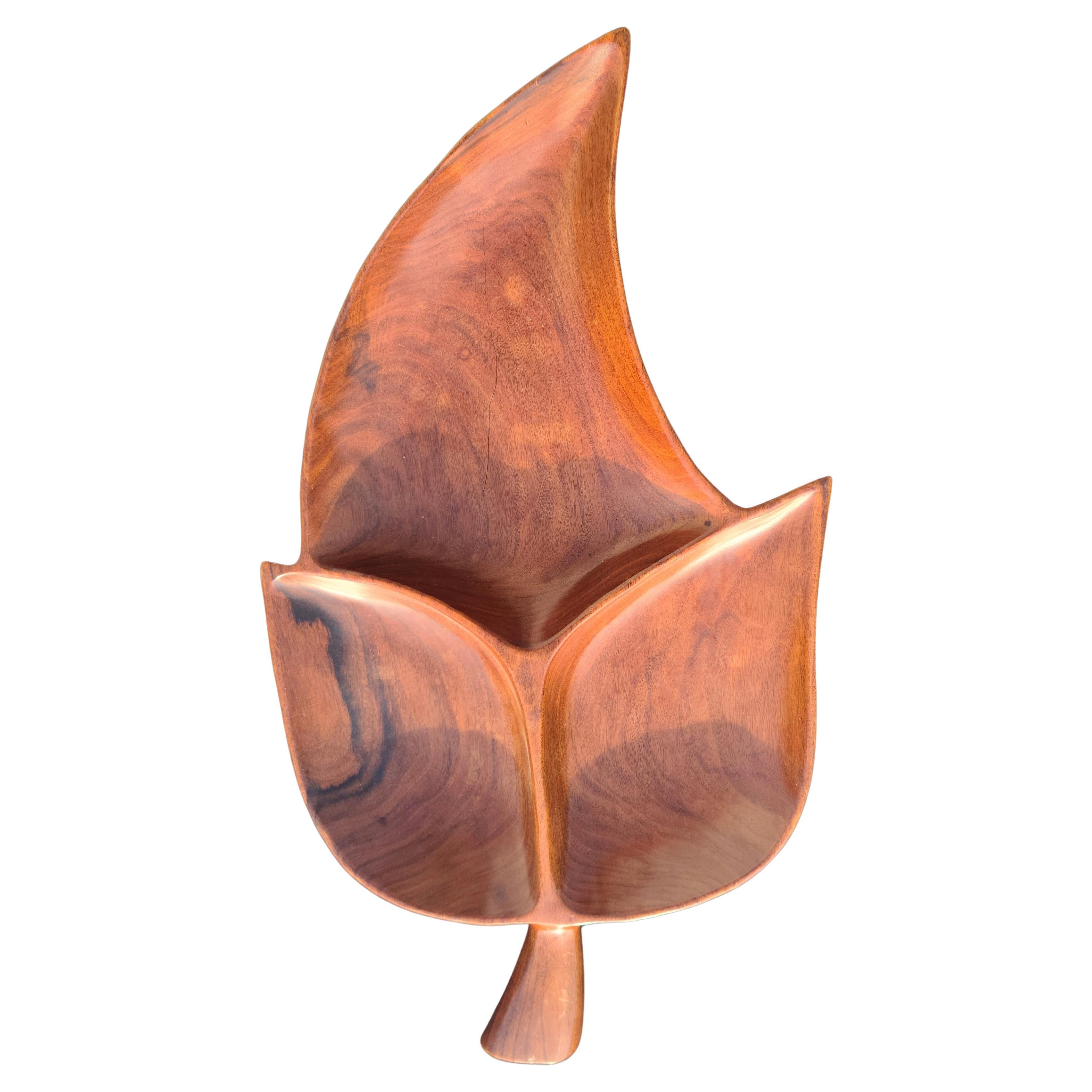 Cuenco de hojas de madera de hierro esculpido de mediados de siglo