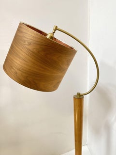 Lampadaire du milieu du siècle en érable sculpté et lucite avec abat-jour en bois