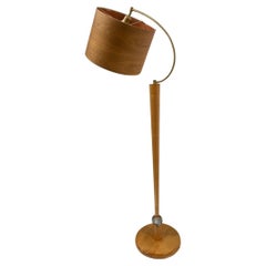 Lampadaire du milieu du siècle en érable sculpté et lucite avec abat-jour en bois