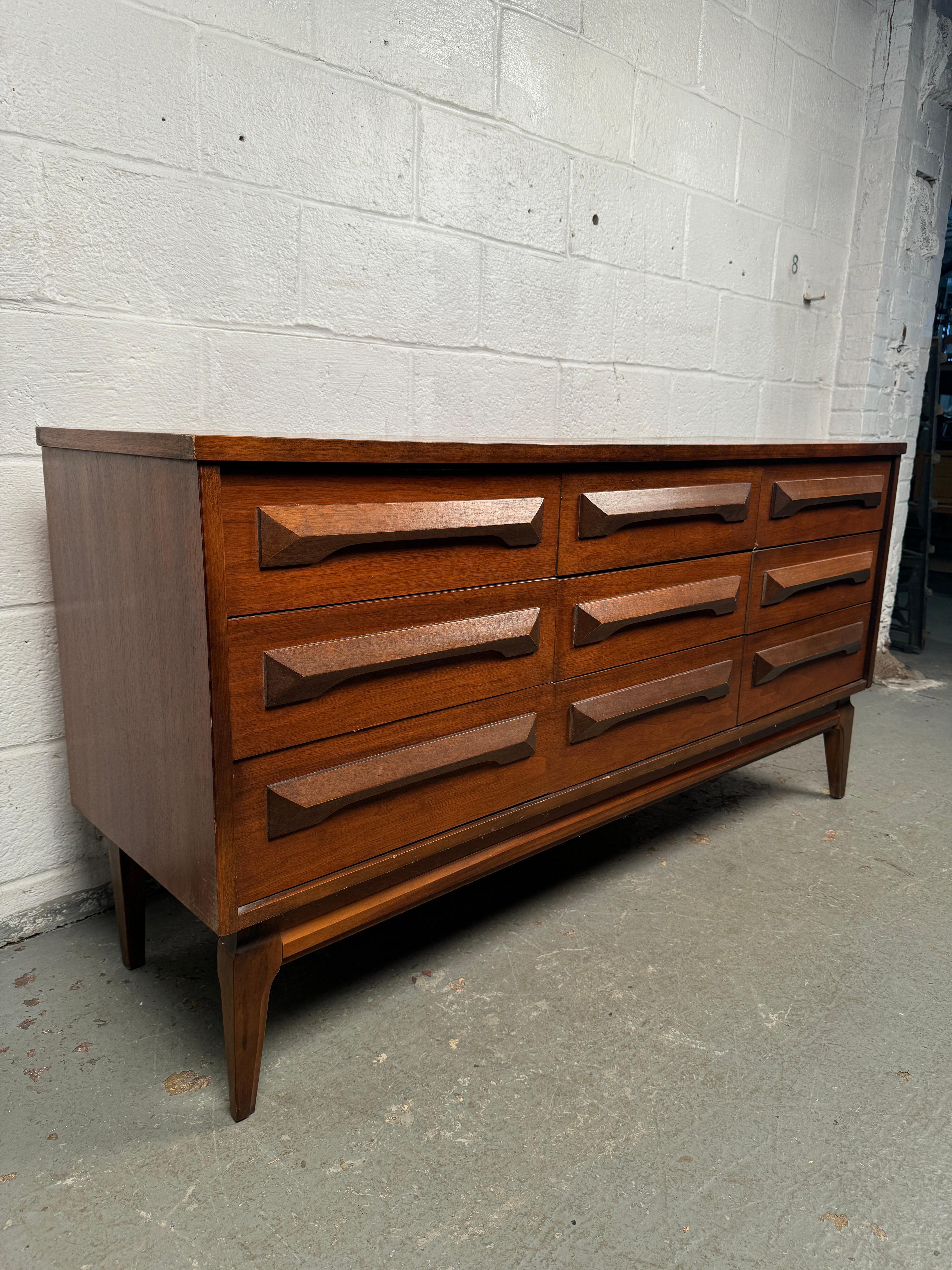Mid-Century Sculpted Nine Drawer Dresser In Good Condition For Sale In Brooklyn, NY