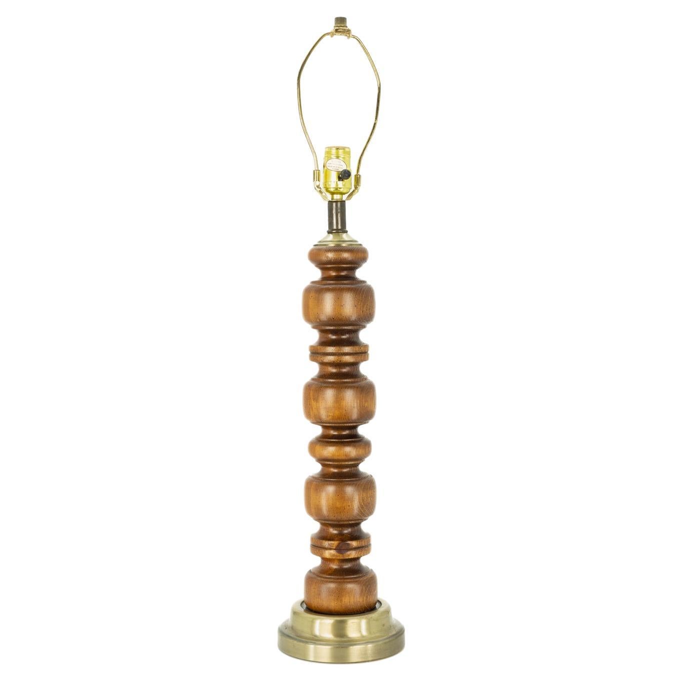 Lampe mi-siècle en noyer sculpté et laiton