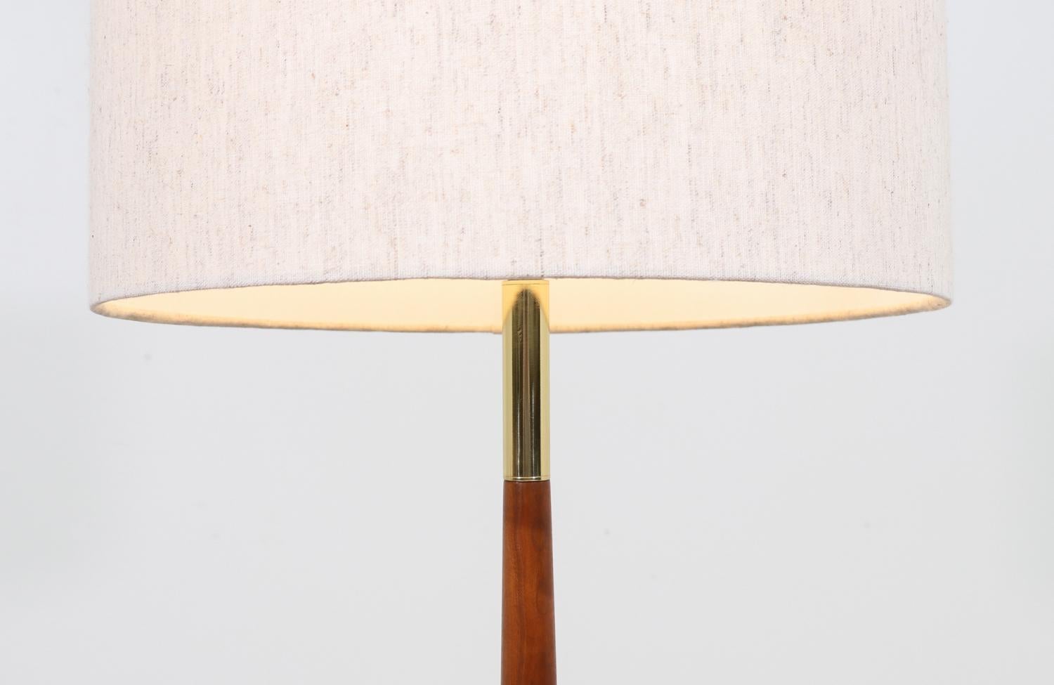 Lampe de table tripode en noyer sculpté et laiton du milieu du siècle par Modeline Excellent état - En vente à Los Angeles, CA