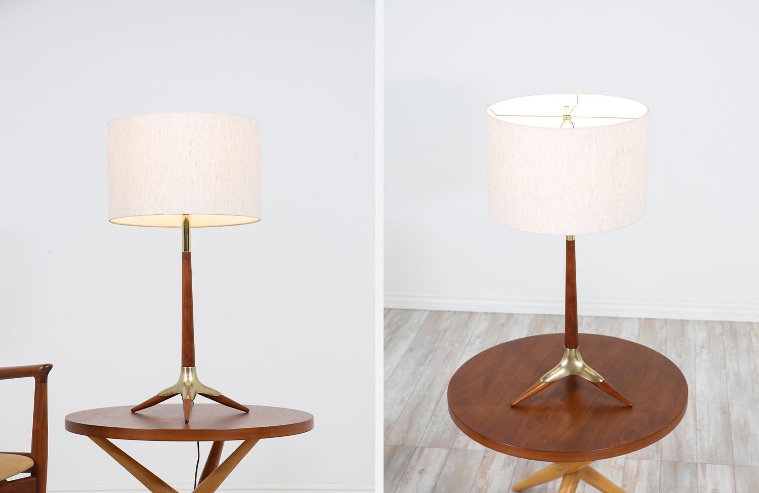 Mid-Century Sculpted Walnut & Brass Tripod Table Lamp by Modeline For Sale 1