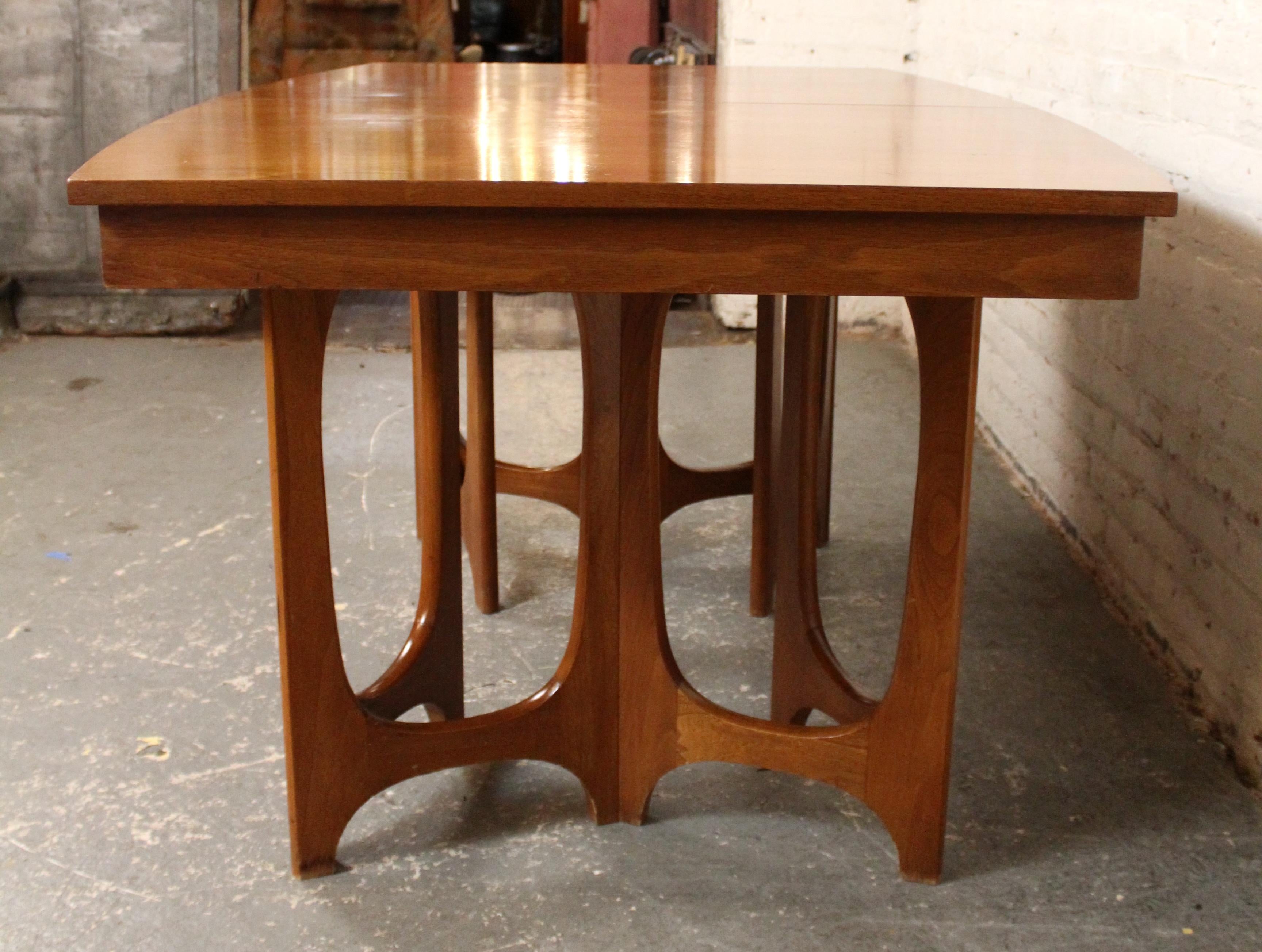 Mid-Century Sculpted Walnut Dining Table by Young Manufacturing Co. In Good Condition For Sale In Brooklyn, NY