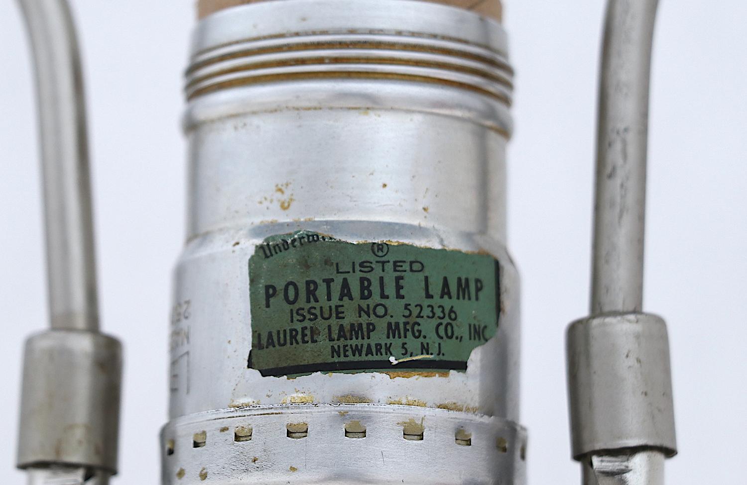 Fachmännisch restaurierte - Stehlampe aus der Mitte des Jahrhunderts mit Travertinstein von Laurel im Angebot 1
