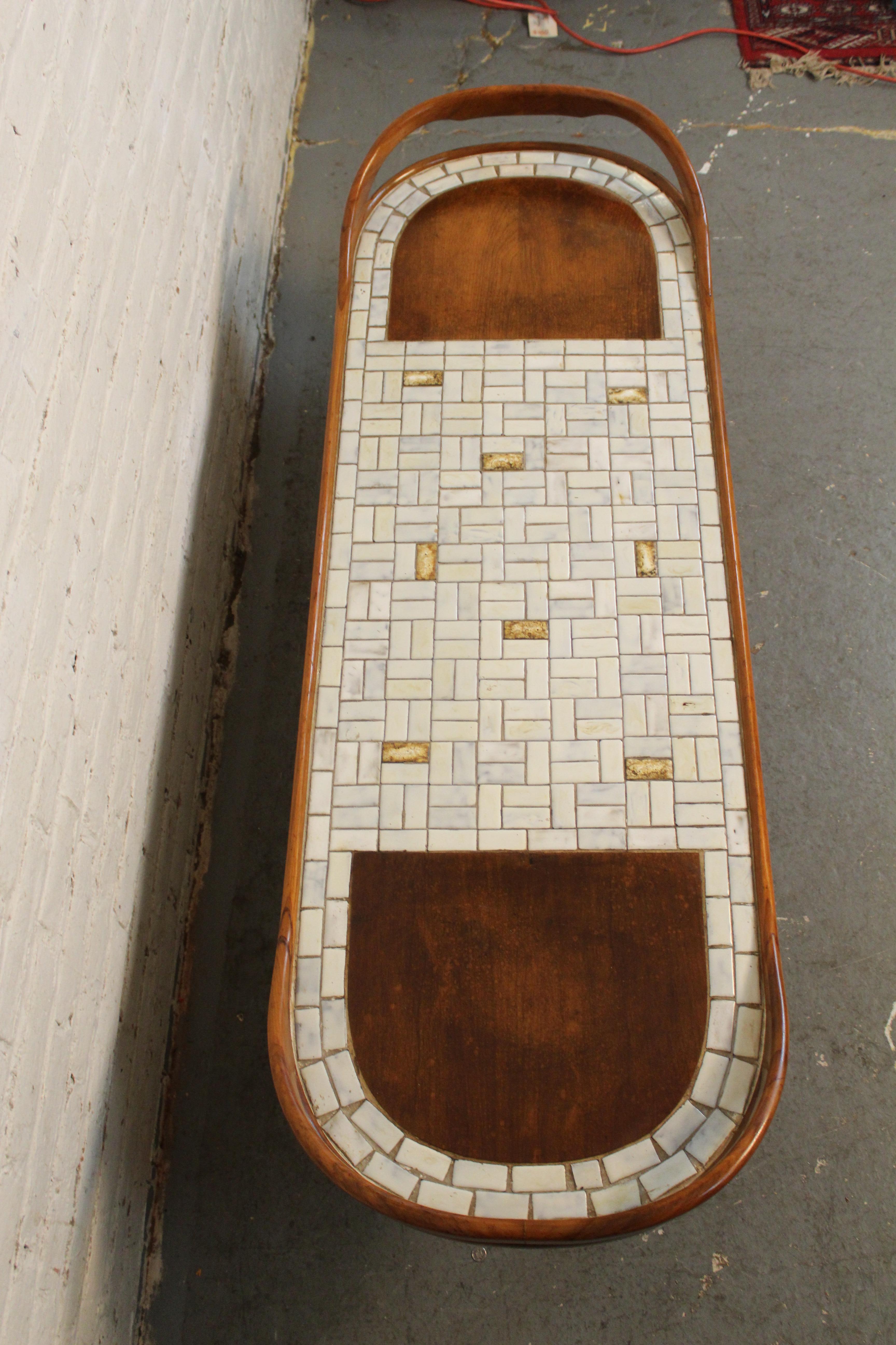 20ième siècle Table de surf du milieu du siècle en mosaïque de carreaux de noyer sculptés en vente