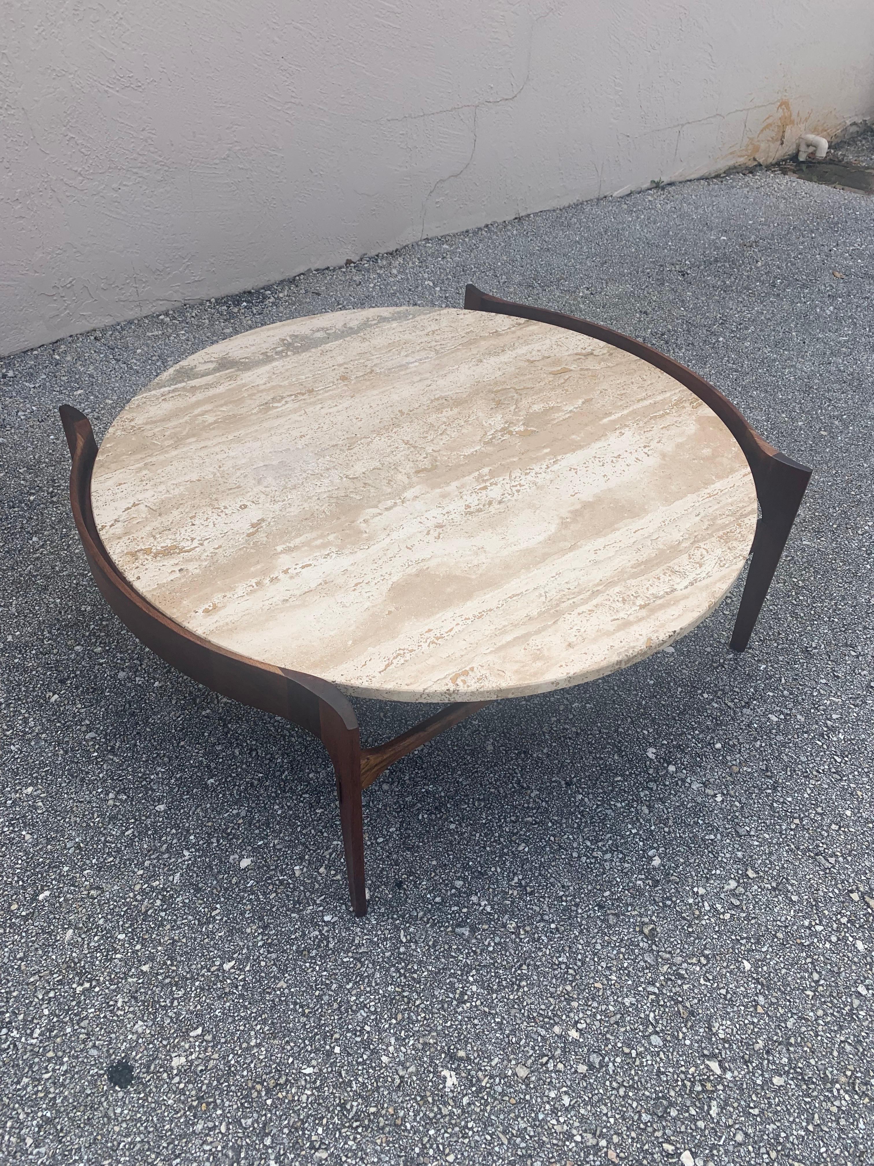 Elegant modern sculpted coffee table designed and manufactured by Gordon Furniture Co. (Also seen as Gordon’s Fine Furniture). 

Made in the USA. Circa 1950s. 

This beautiful coffee table features a solid walnut base showing of beautiful curves,