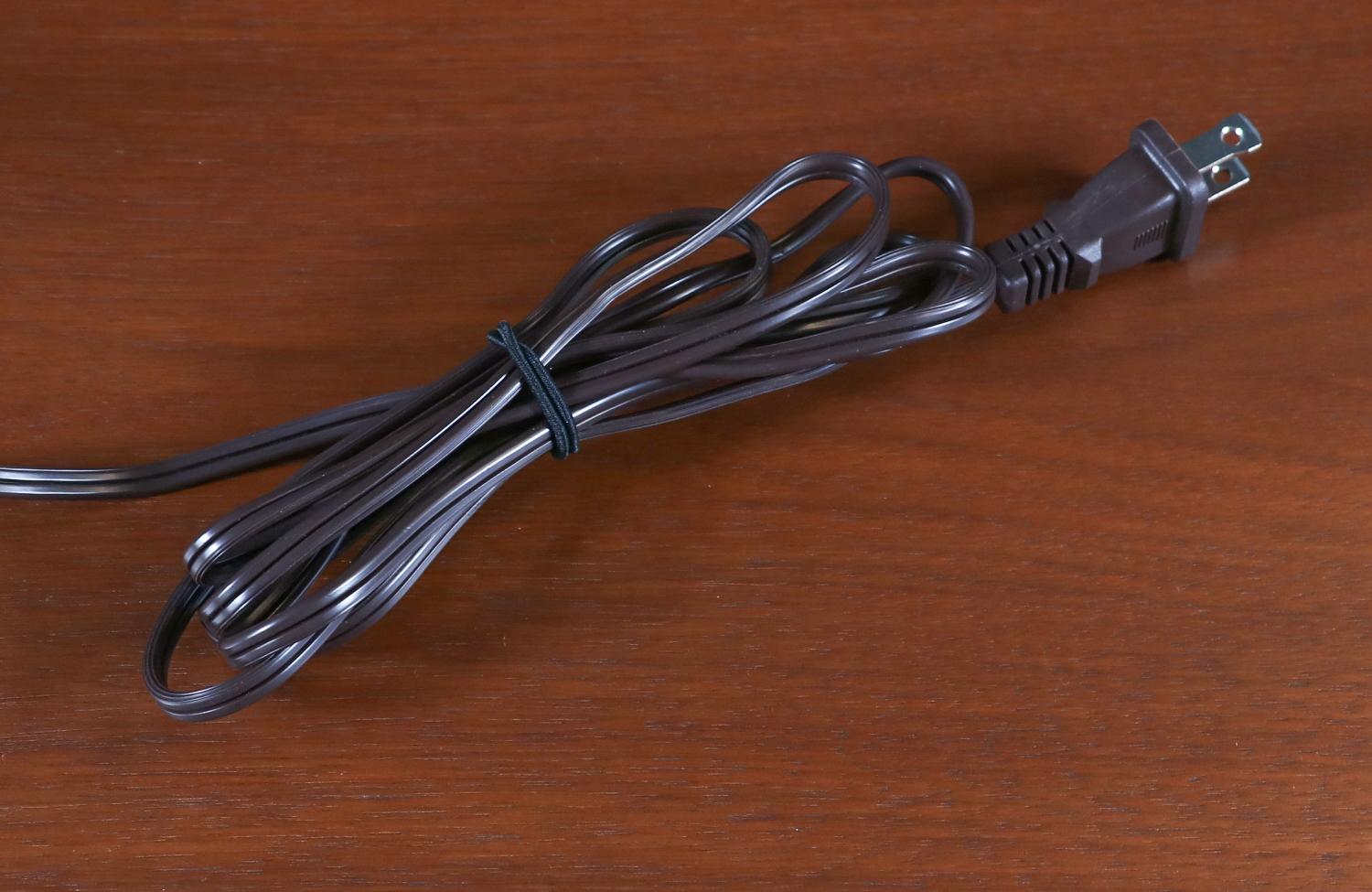 Lampe de table du milieu du siècle en noyer sculpté et laiton en vente 2