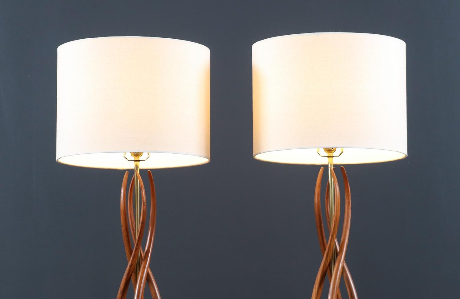Mid-Century Modern Lampe de table du milieu du siècle en noyer sculpté et laiton en vente