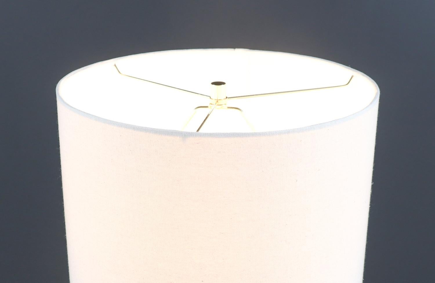 Américain Lampe de table du milieu du siècle en noyer sculpté et laiton en vente