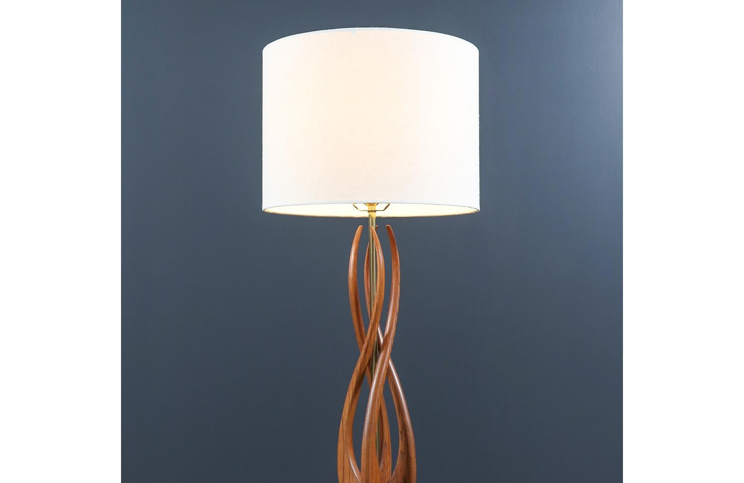Poli Lampe de table du milieu du siècle en noyer sculpté et laiton en vente