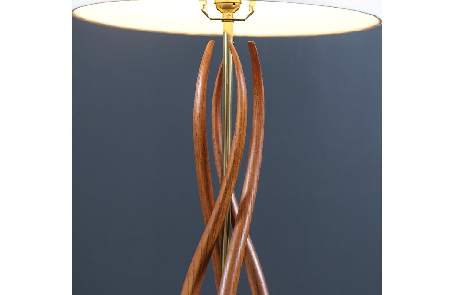 Lampe de table du milieu du siècle en noyer sculpté et laiton Excellent état - En vente à Los Angeles, CA