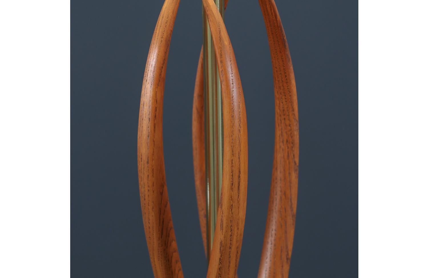 Milieu du XXe siècle Lampe de table du milieu du siècle en noyer sculpté et laiton en vente