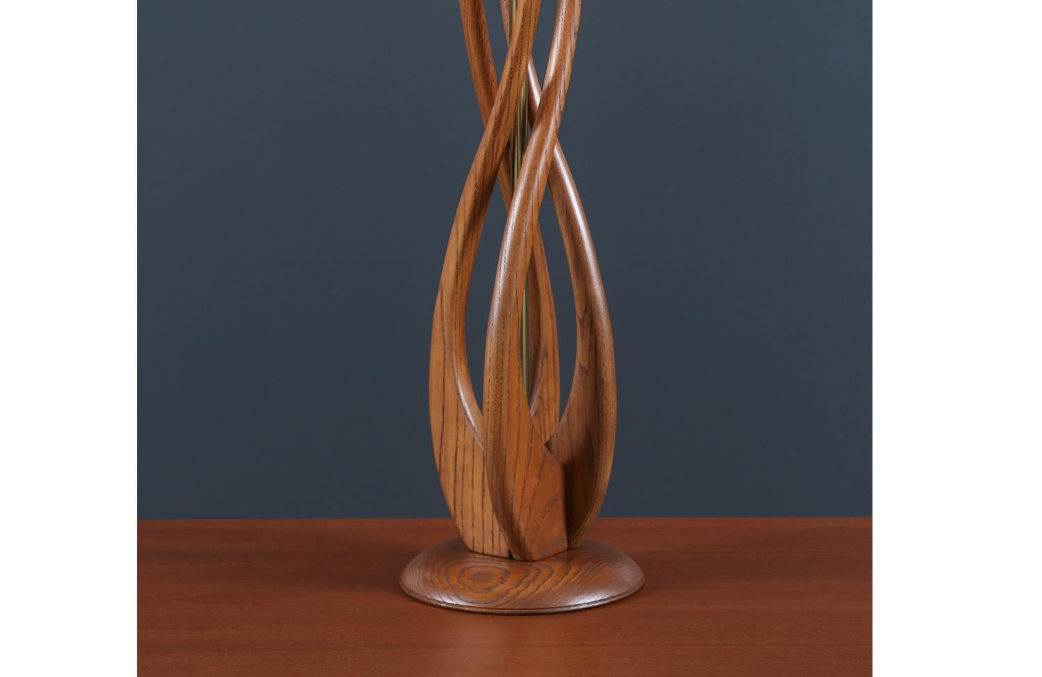 Laiton Lampe de table du milieu du siècle en noyer sculpté et laiton en vente