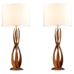 Lampe de table du milieu du siècle en noyer sculpté et laiton