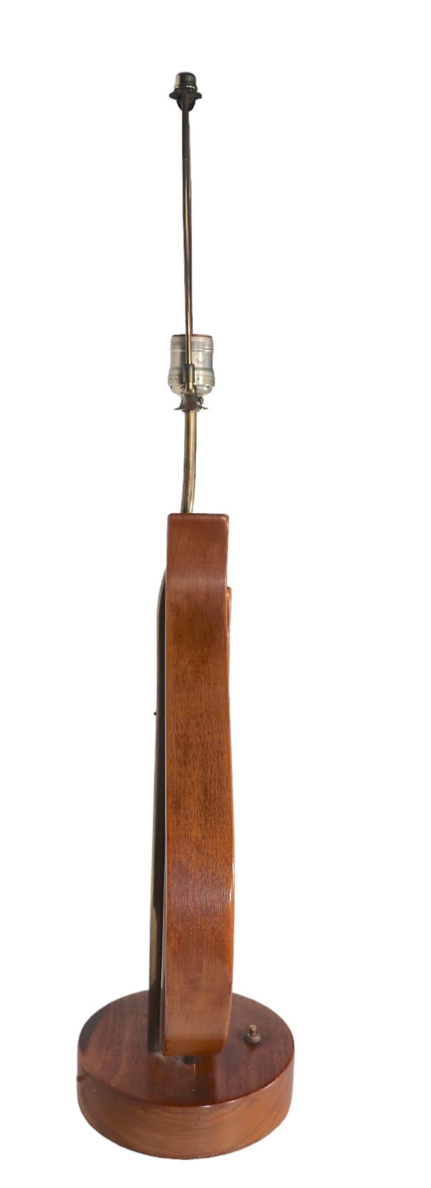 Lámpara de sobremesa de madera esculpida con forma orgánica de mediados de siglo c 1950  en venta 5