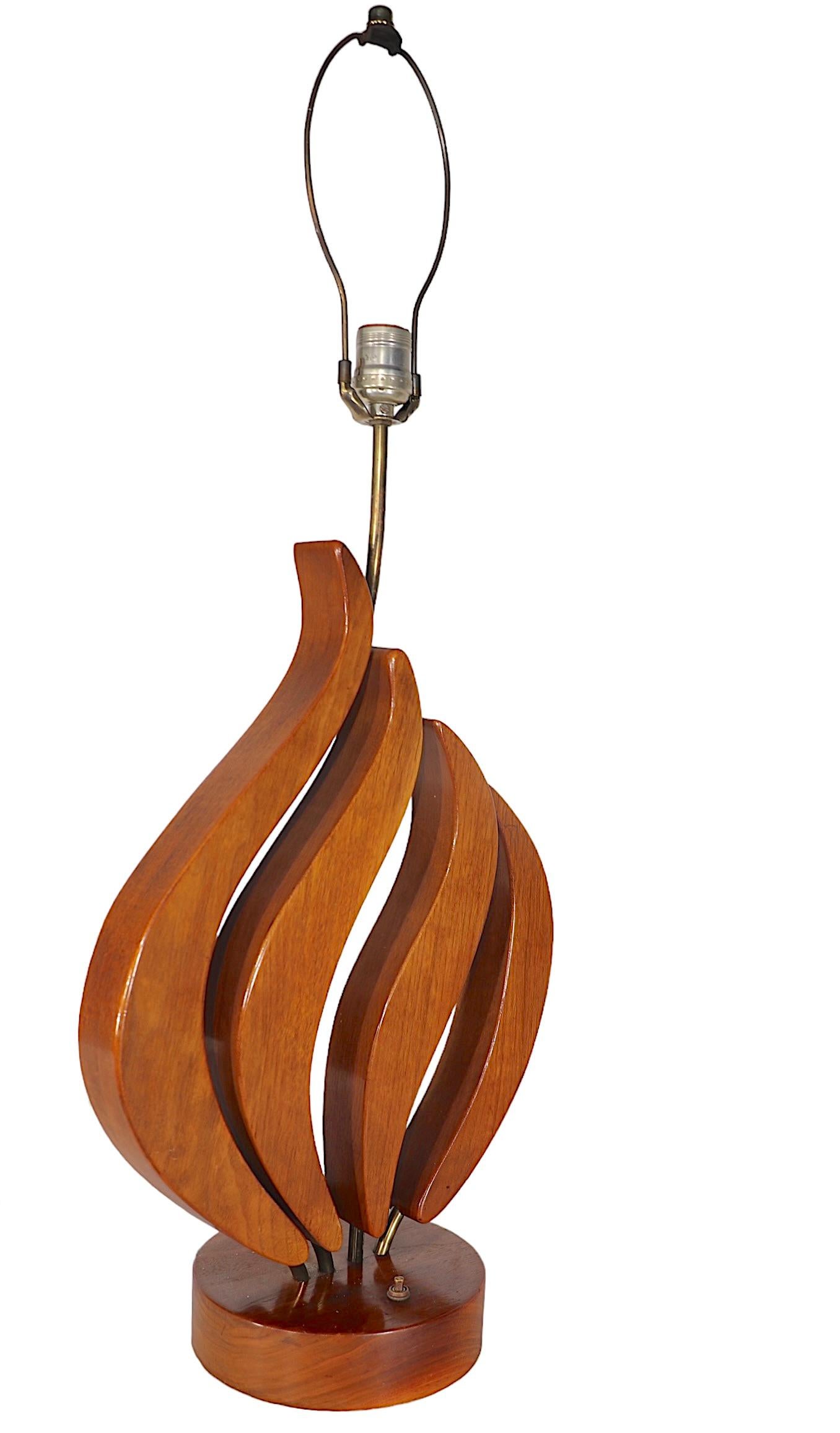 Mid Century Sculpted Wood Organic Form Tischlampe c 1950's  im Angebot 7