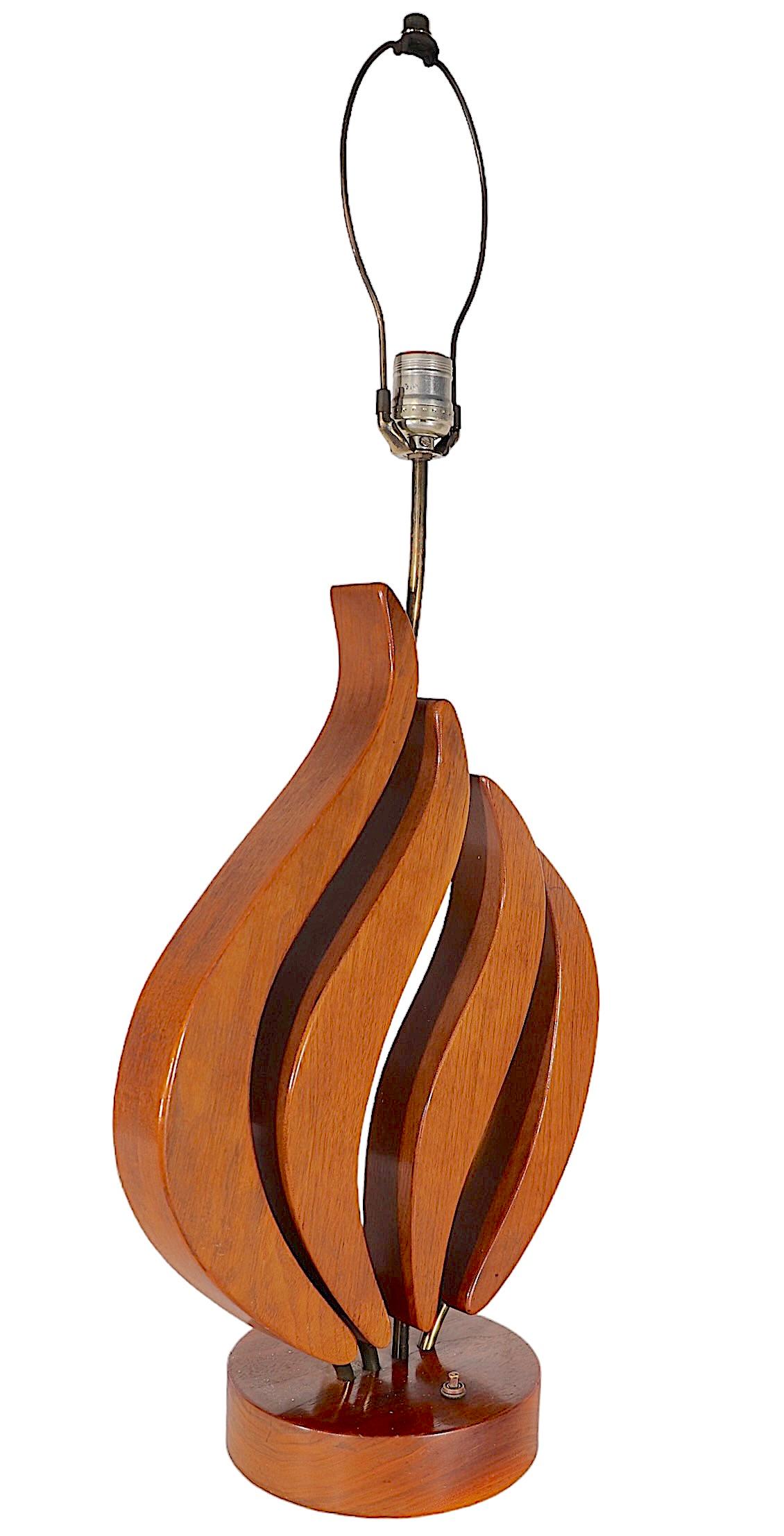Mid Century Sculpted Wood Organic Form Tischlampe c 1950's  im Angebot 8