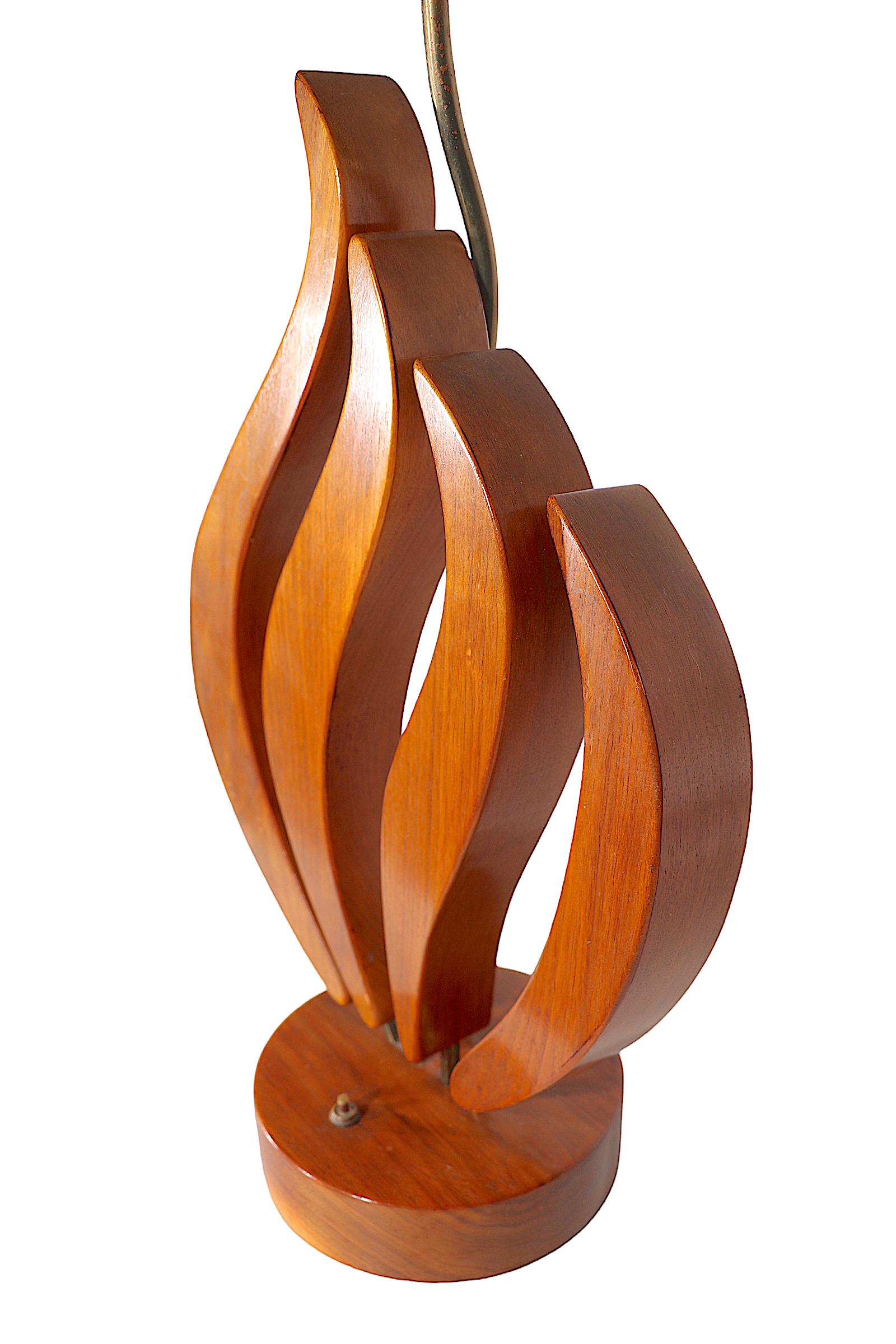 Mid Century Sculpted Wood Organic Form Tischlampe c 1950's  im Angebot 10