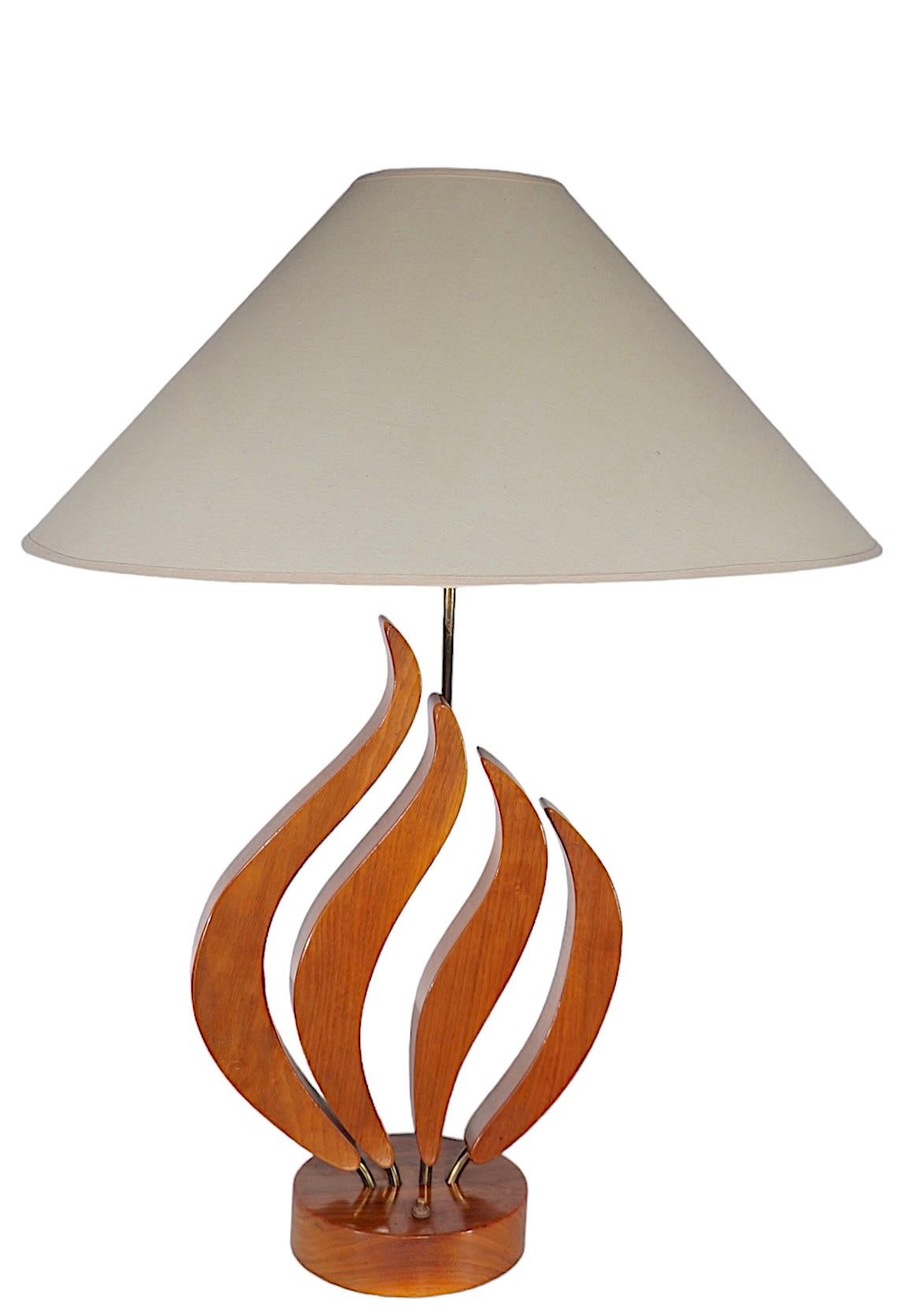 20ième siècle Mid Century Sculpted Wood Organic Form Table Lamp c 1950's  en vente