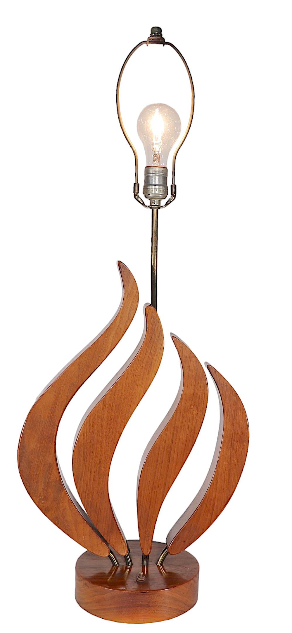 Mid Century Sculpted Wood Organic Form Table Lamp c 1950's  en vente 1