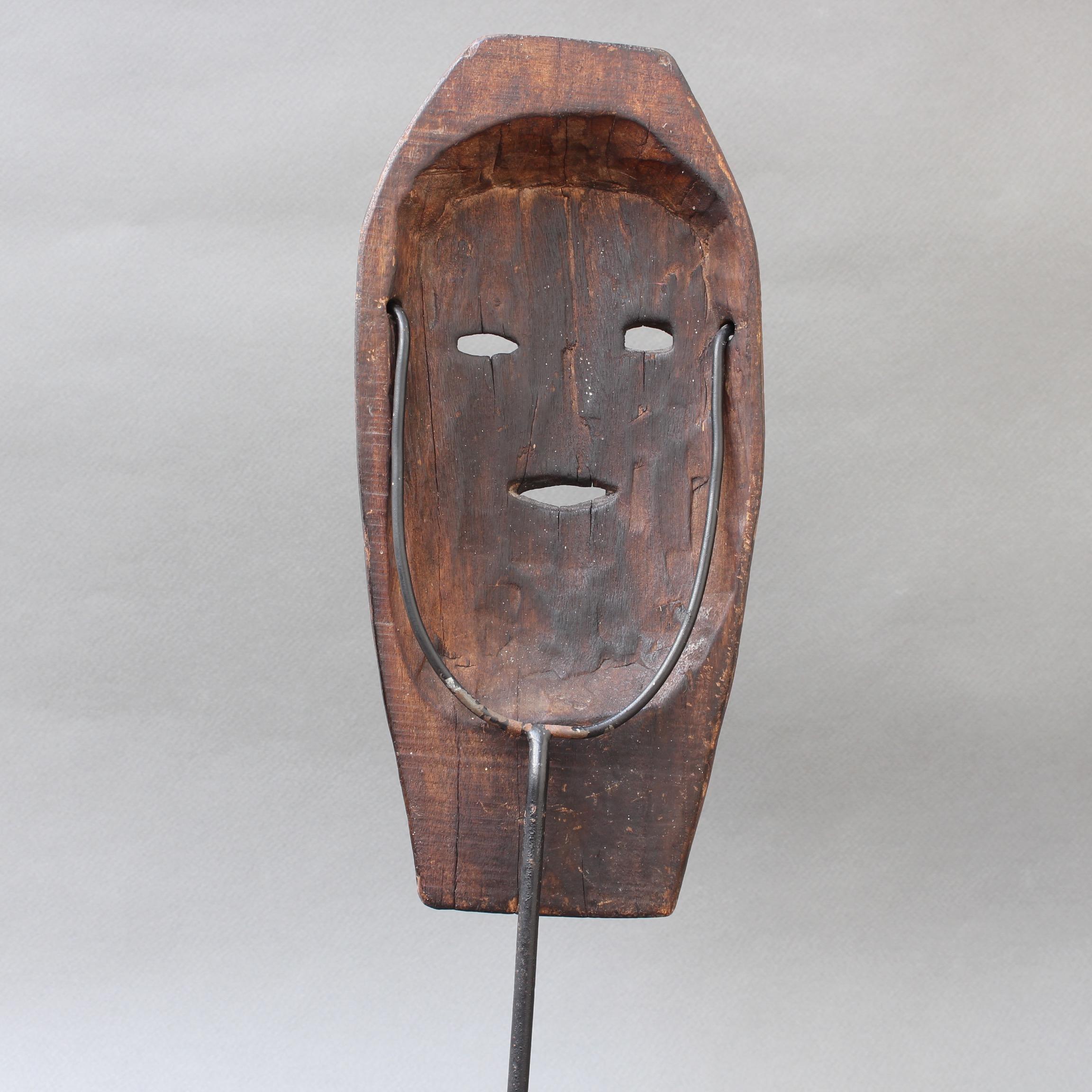 Midcentury Sculpted Wooden Traditional Mask from Timor Island, Indonesia In Good Condition In London, GB