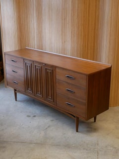 Mid-Century ‘Sculptura’ Nine Drawer Dresser by Broyhill