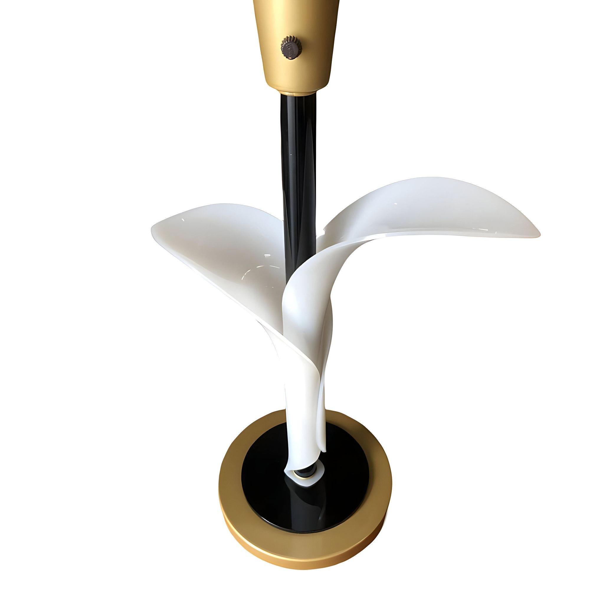 Metà XX secolo Coppia di lampade da tavolo scultoree a tulipano in acrilico della metà del secolo scorso di Rougier in vendita
