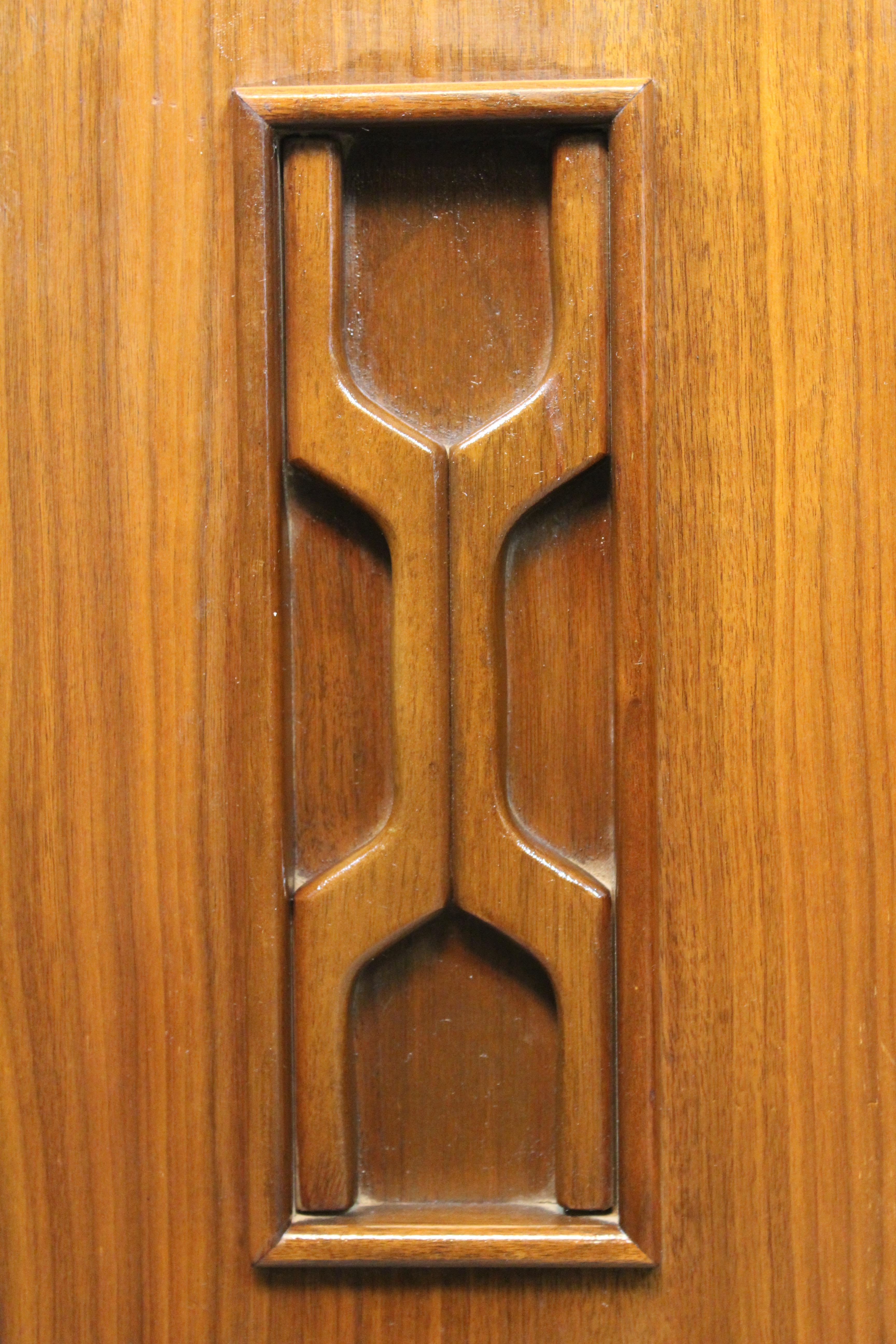 Mid-Century Sculptural American Walnut Nightstands For Sale 3