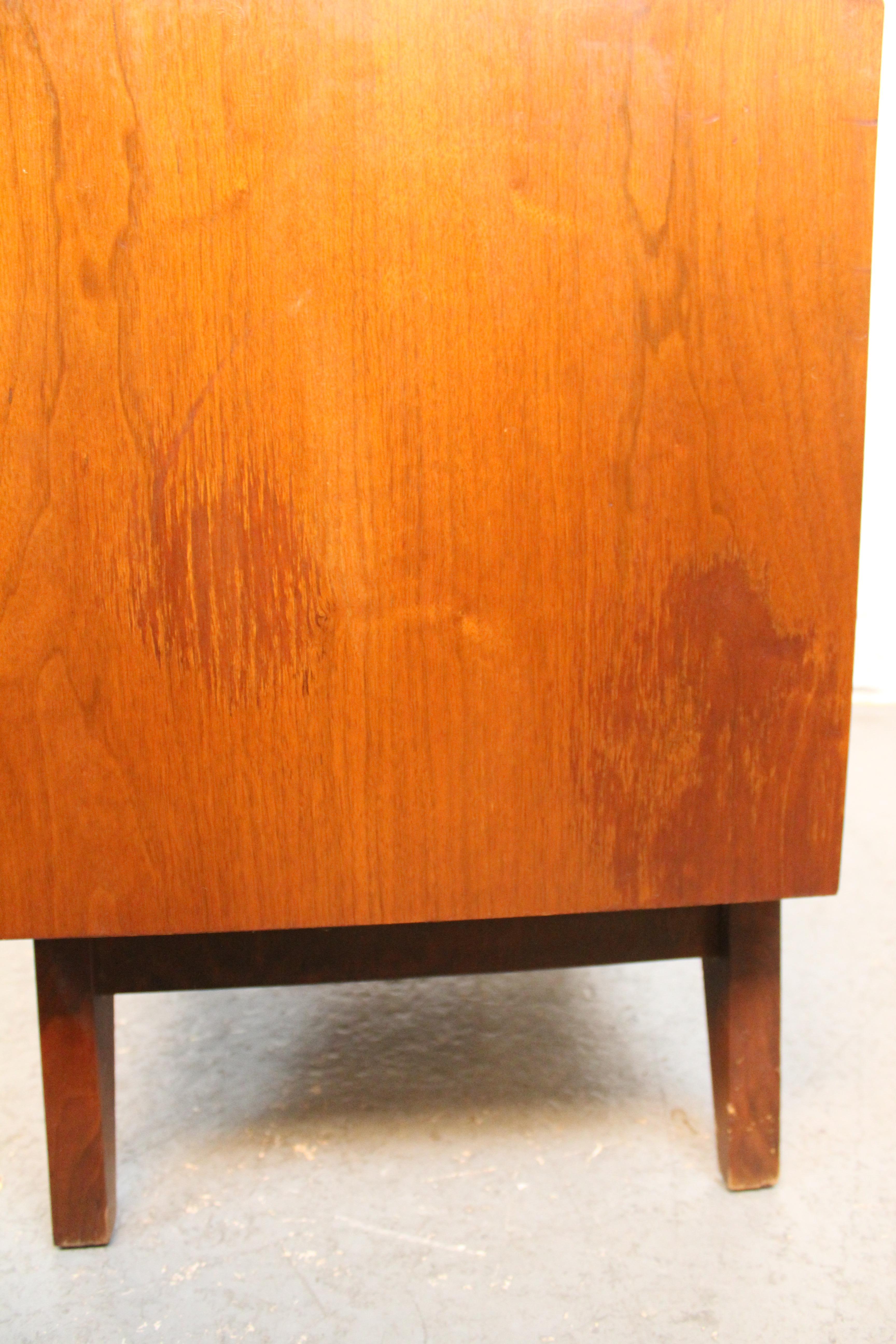 Mid-Century Sculptural American Walnut Nightstands For Sale 4