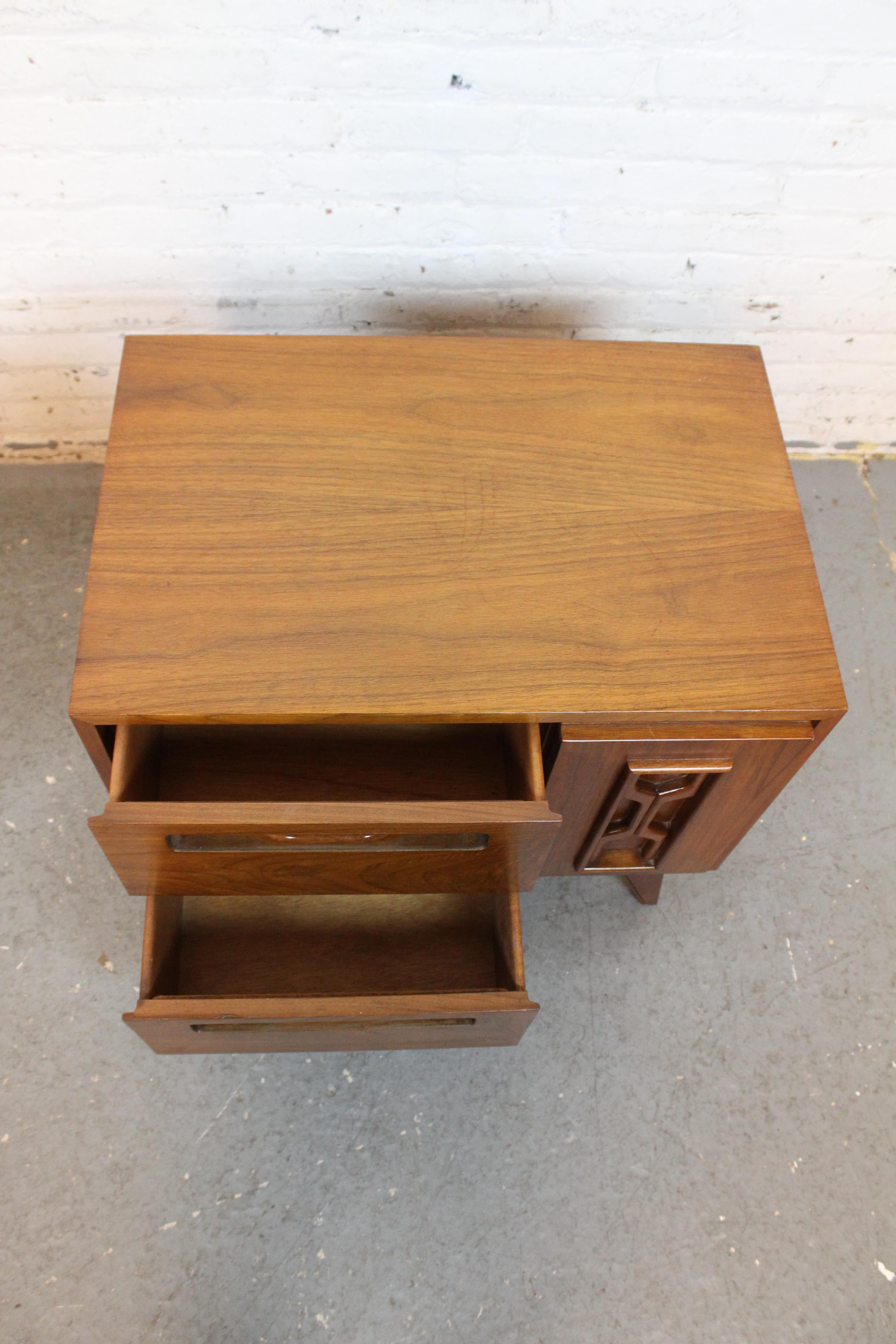 Mid-Century Sculptural American Walnut Nightstands For Sale 5