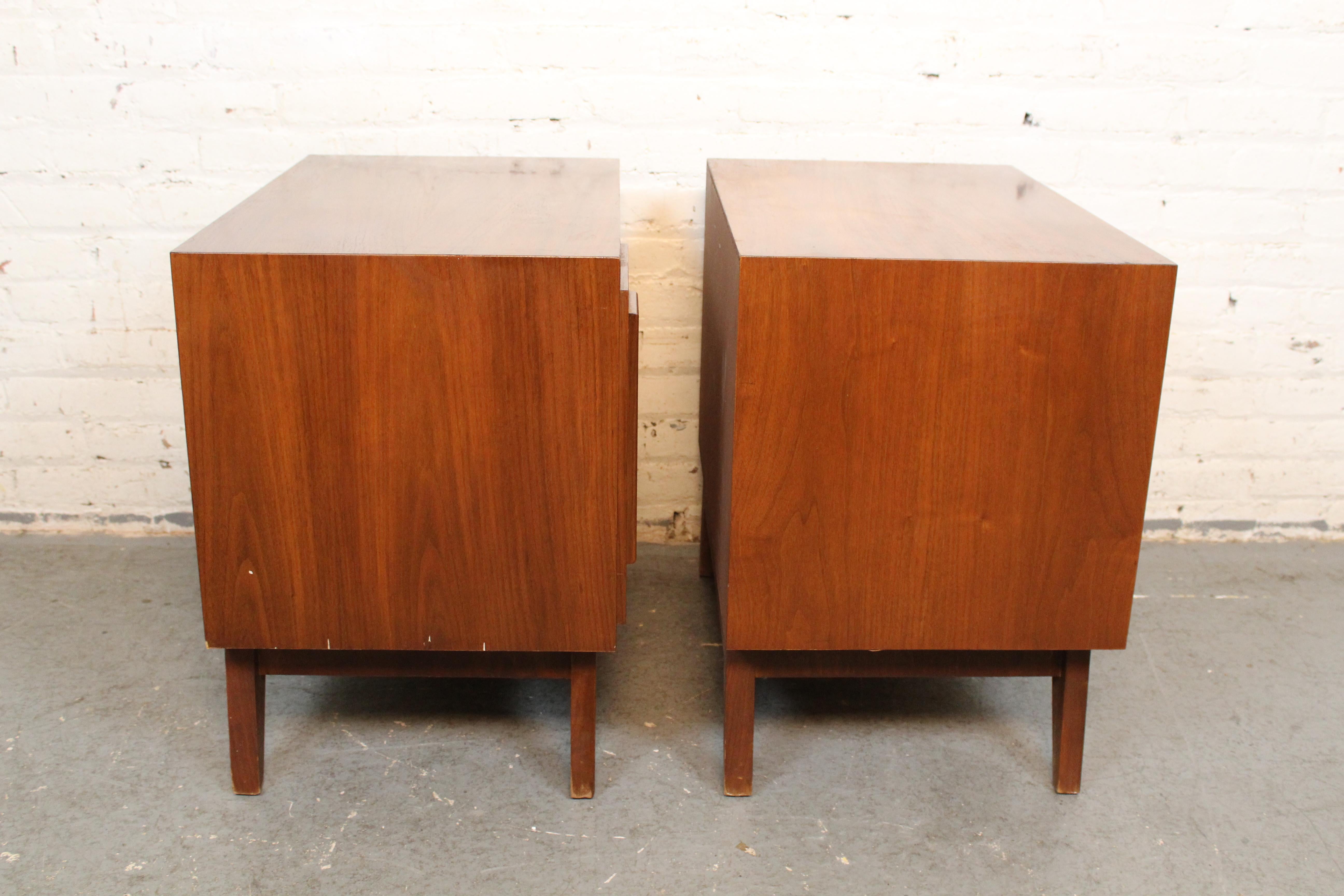 Mid-Century Sculptural American Walnut Nightstands In Good Condition For Sale In Brooklyn, NY