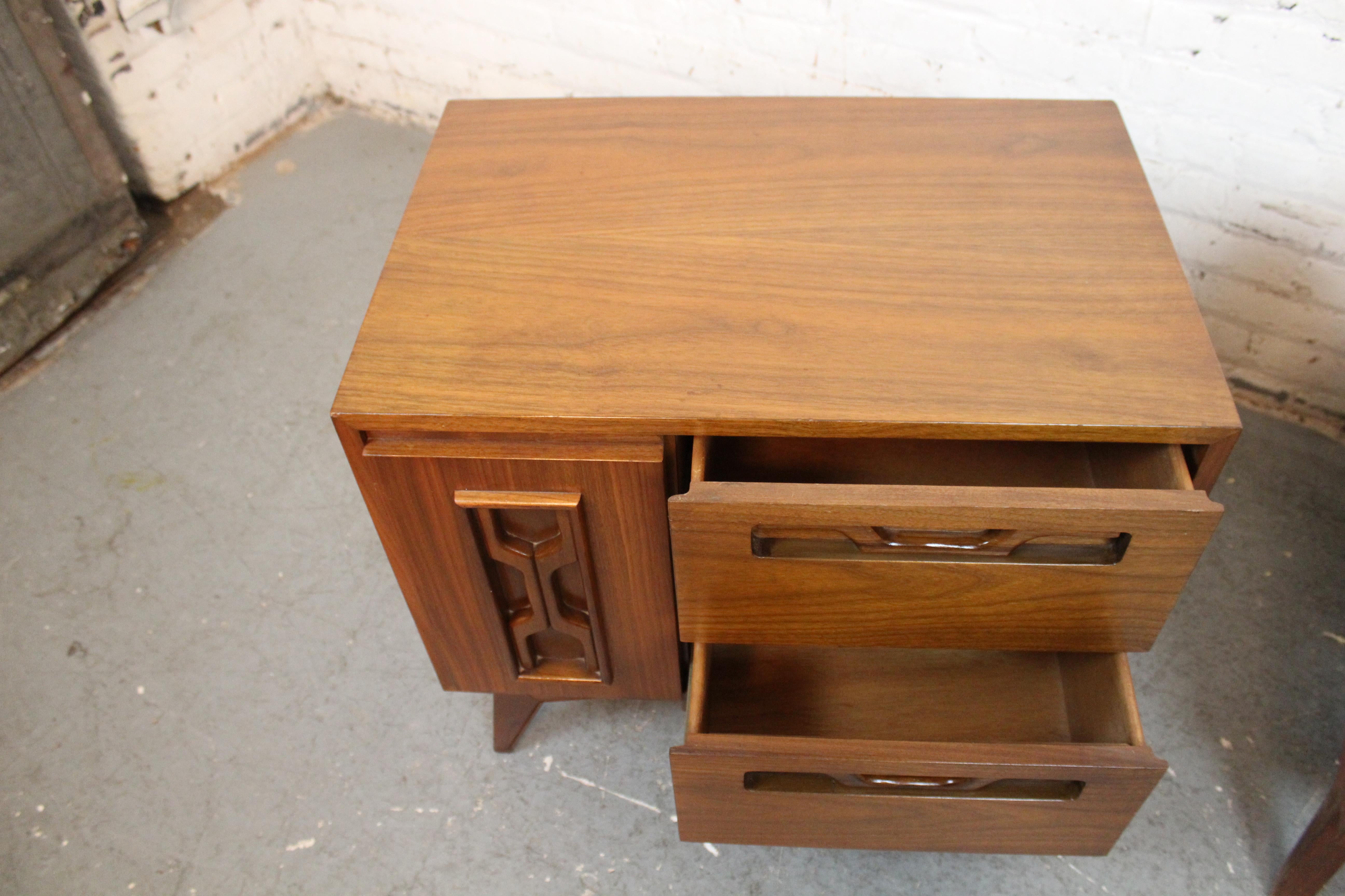 Mid-Century Sculptural American Walnut Nightstands For Sale 1
